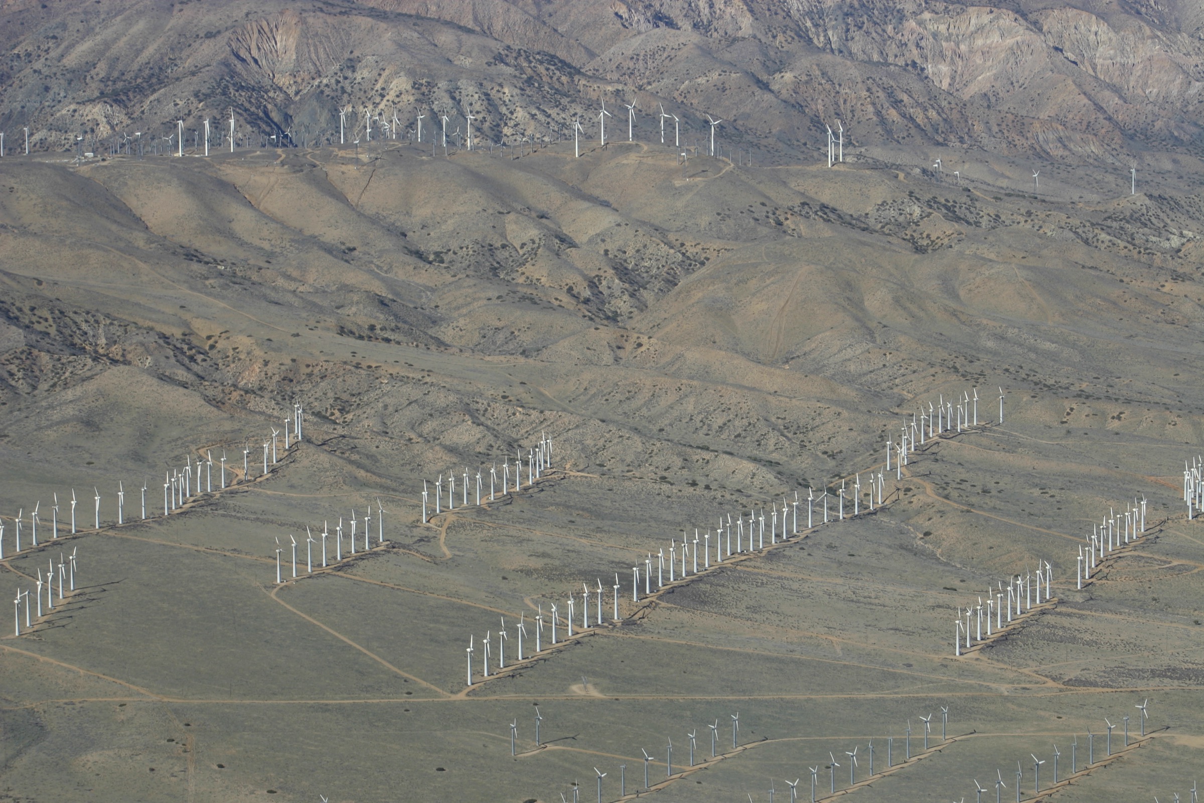 Éoliennes sur les crêtes de Tehachapi Pass avec les contreforts en bordure du Mojave à l'arrière-plan