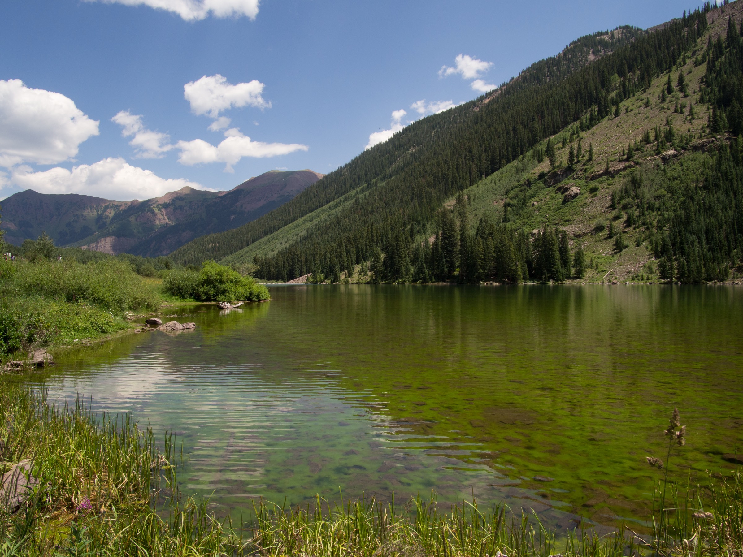 Couloir des Maroon Bells au-dessus de Maroon Lake, sur l'approche du Buckskin Pass