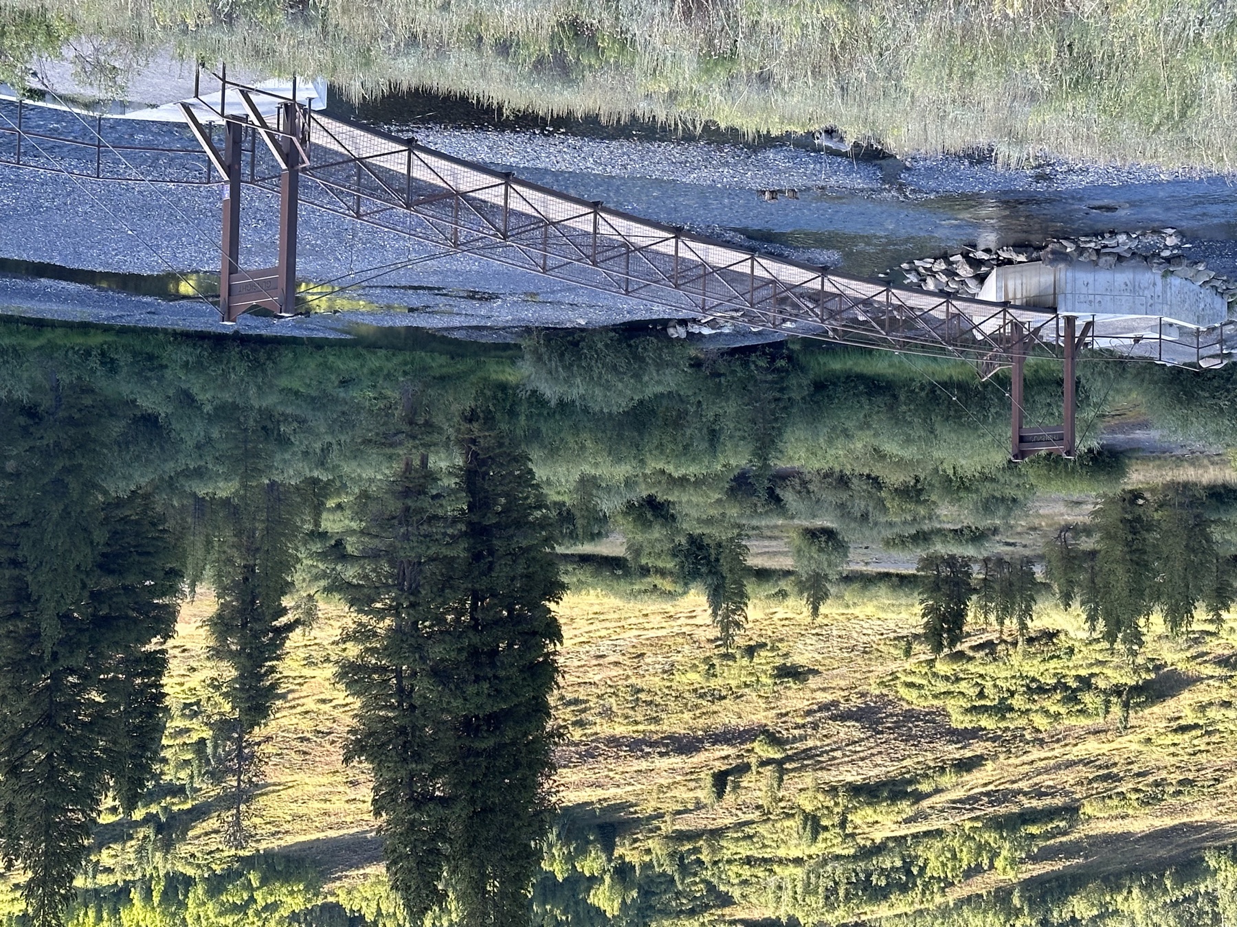 Passerelle au-dessus d'Oh-Be-Joyful Creek sur le sentier vers la Raggeds Wilderness