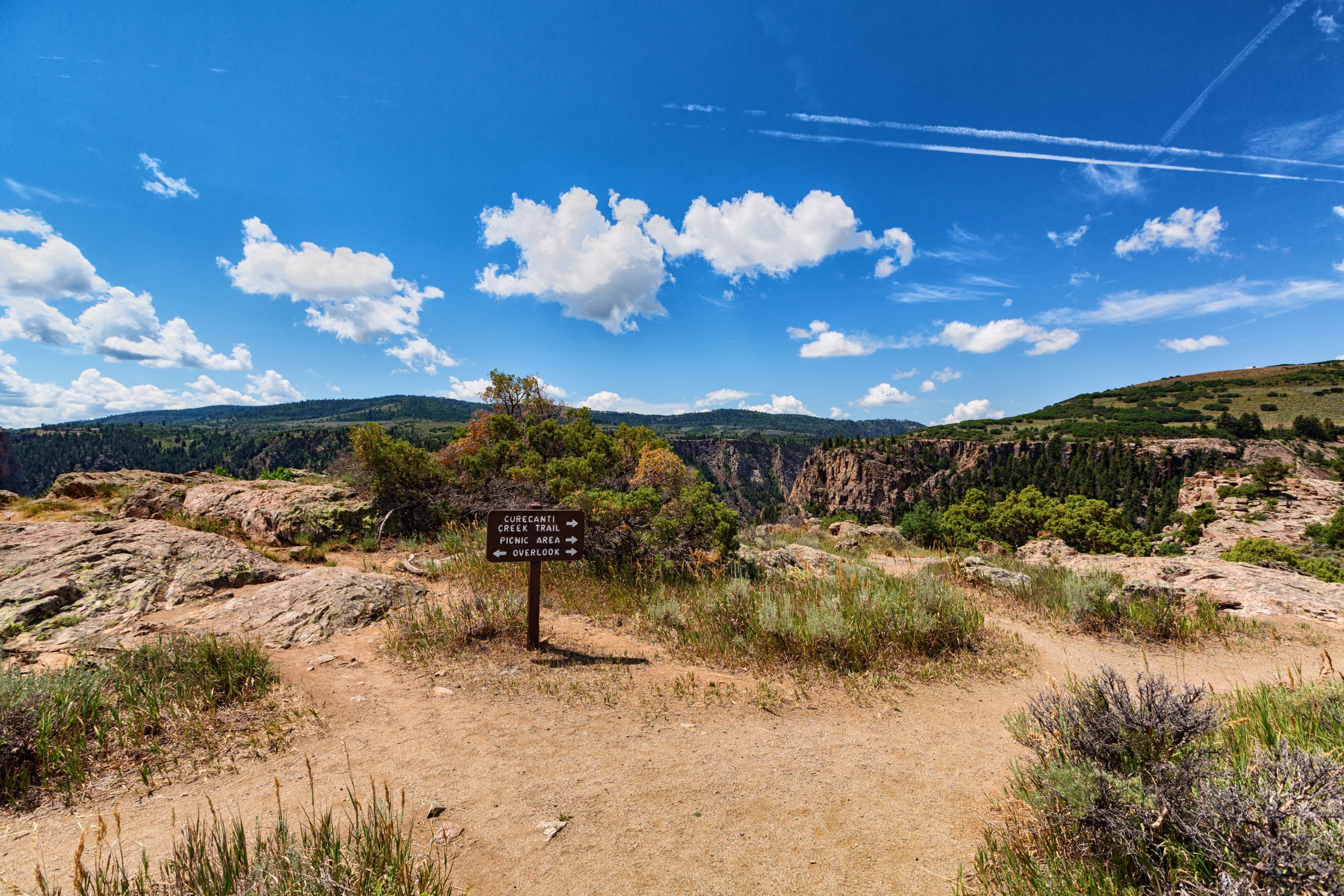 Curecanti Creek Trail descendant vers le Morrow Point Reservoir, Colorado