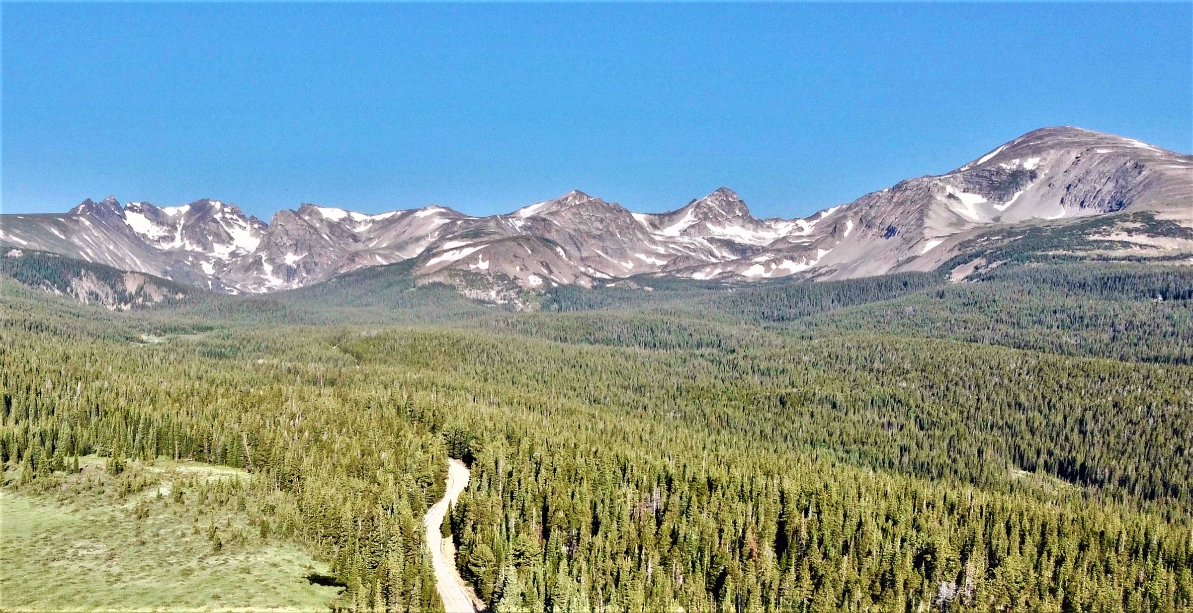 La Continental Divide de l'Indian Peaks Wilderness depuis la toundra supérieure