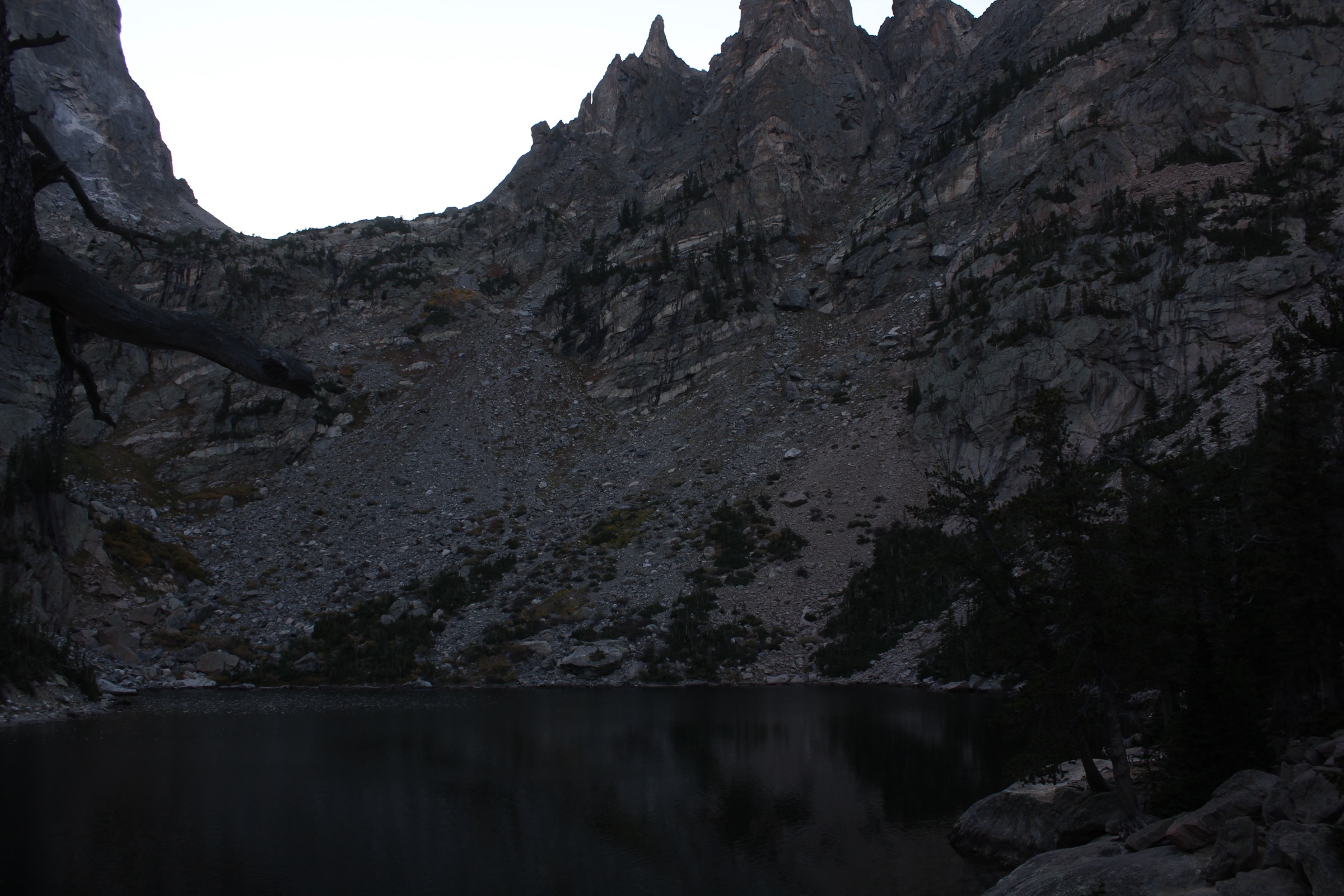 Bassin d'Emerald Lake sous Hallett Peak et Flattop Mountain, parc national de Rocky Mountain