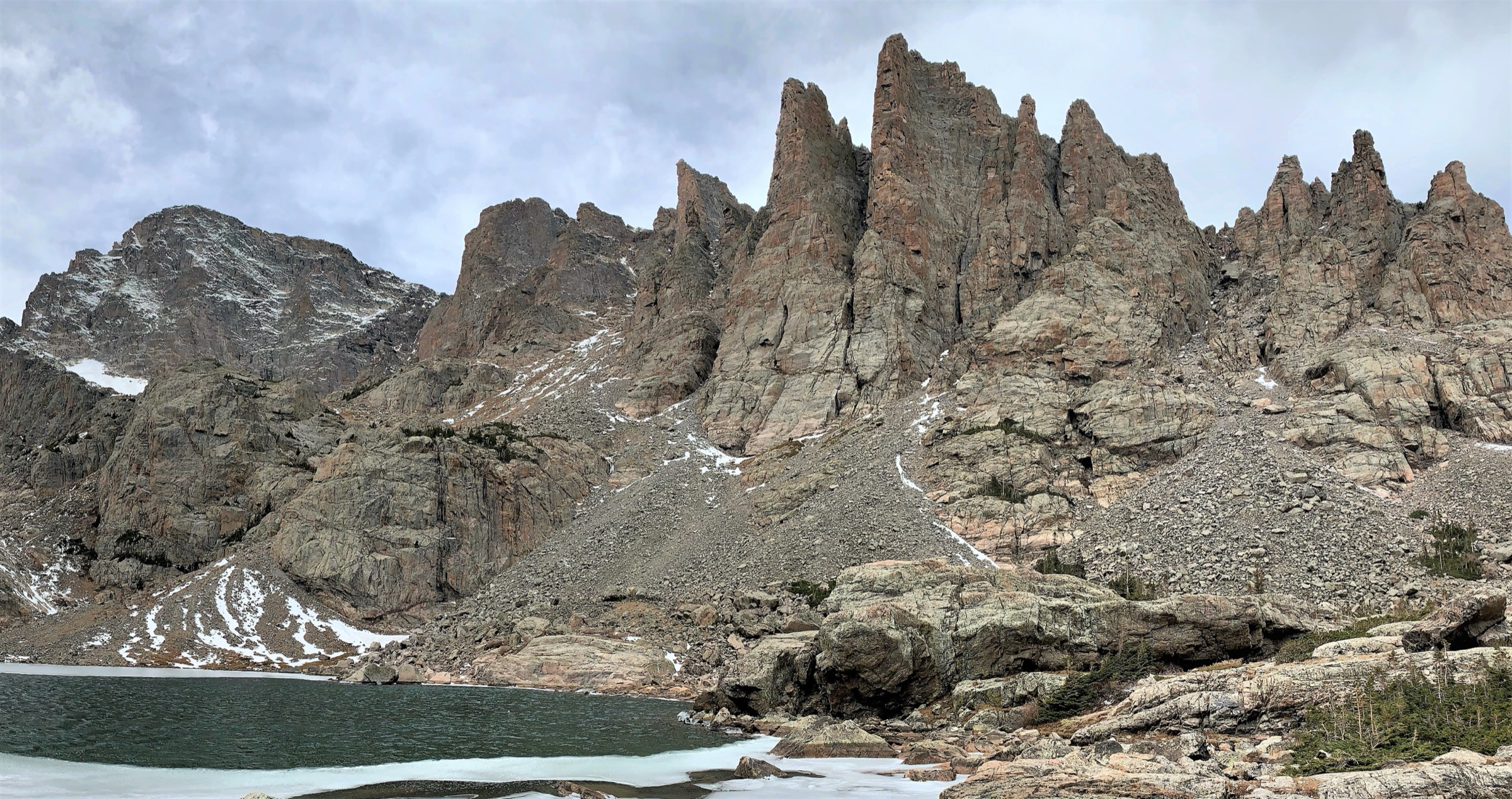 Cathedral Spires au-dessus de Sky Pond au fond de Glacier Gorge, parc national de Rocky Mountain
