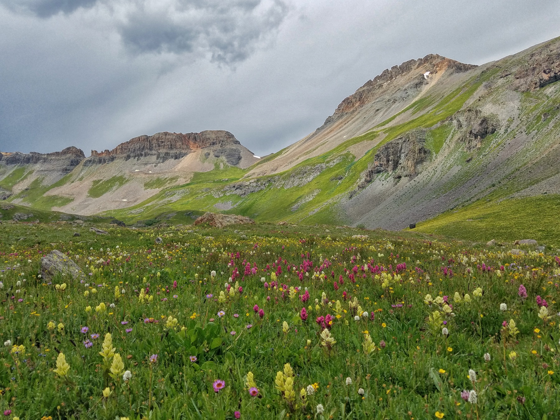 Eau turquoise et sommets aux couleurs minérales de l'Ice Lake Basin dans les San Juan Mountains