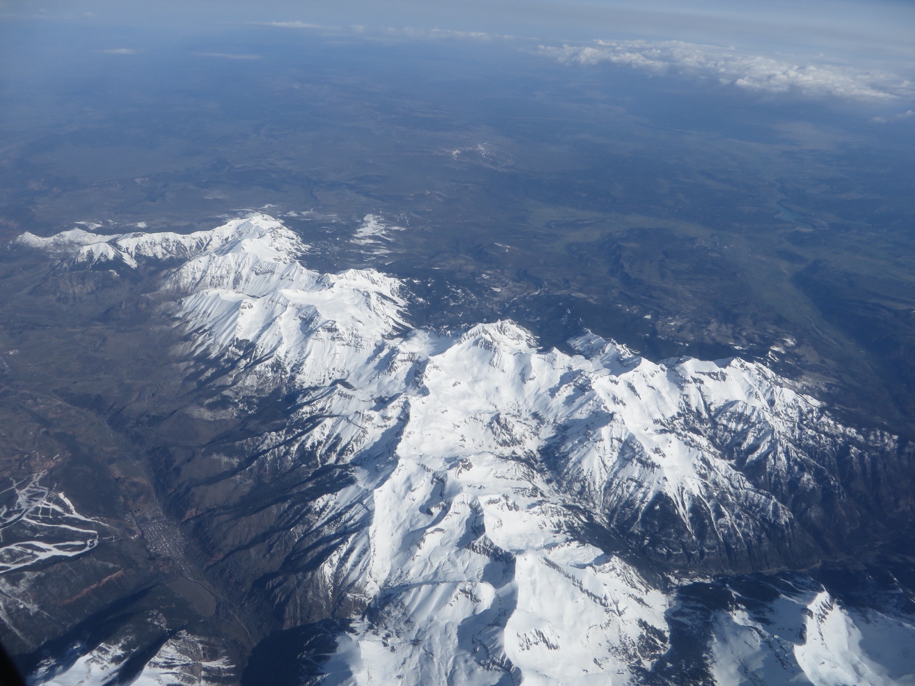 Mount Sneffels s'élevant au-dessus de contreforts d'automne dans les San Juan Mountains