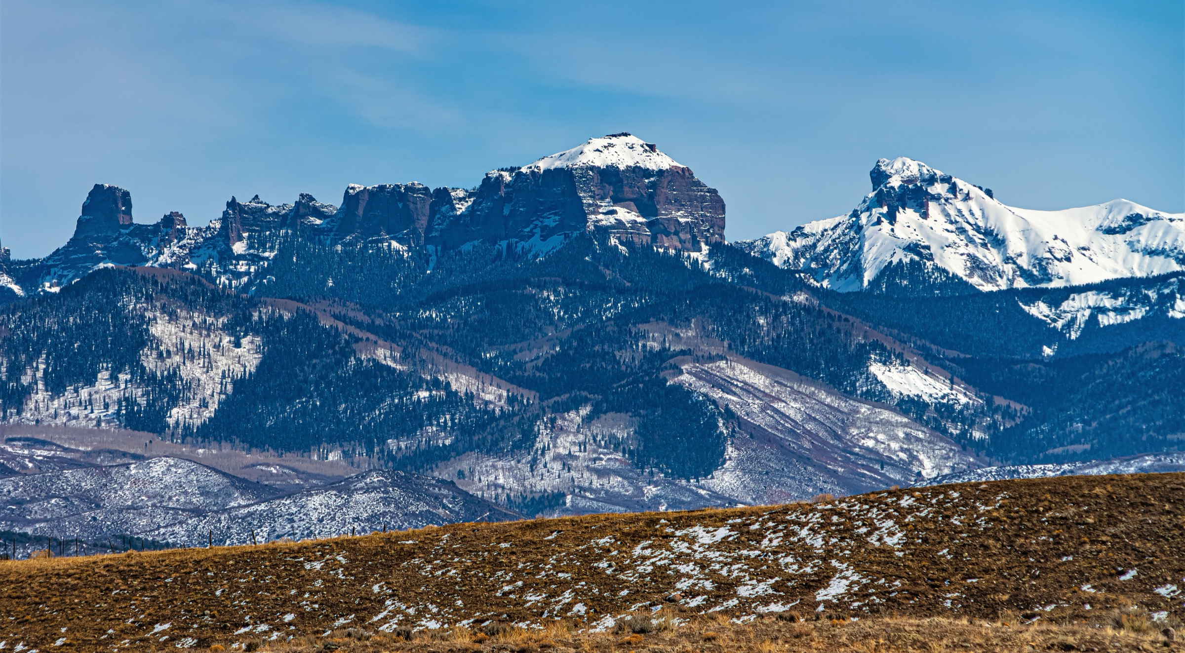 Chimney Rock et Courthouse Mountain s'élevant au-dessus du pays Cimarron, à la lisière nord de l'Uncompahgre Wilderness
