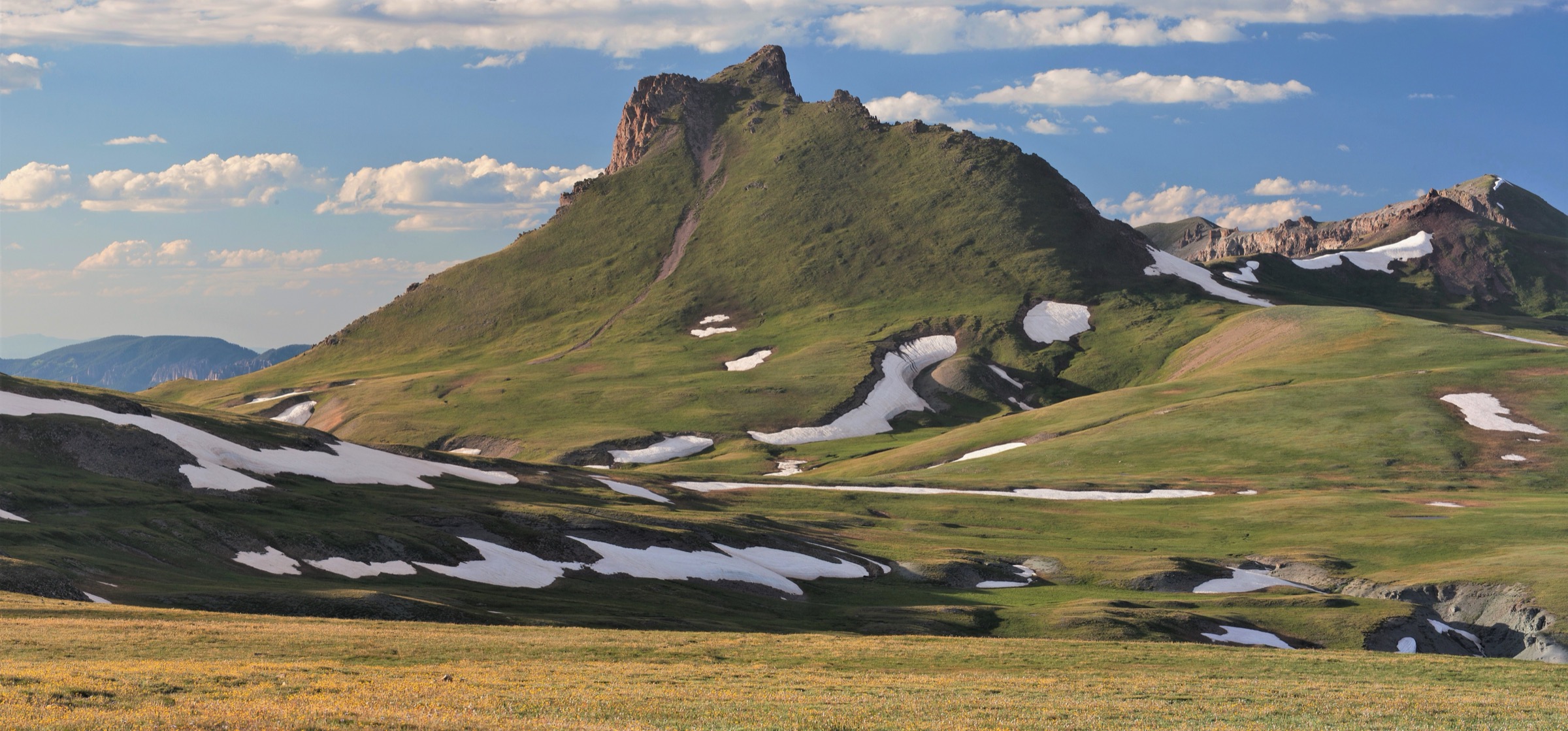 Wildhorse Peak s'élevant au-dessus de la toundra alpine ouverte de l'Uncompahgre Wilderness, contexte pour la voie du Wetterhorn Basin