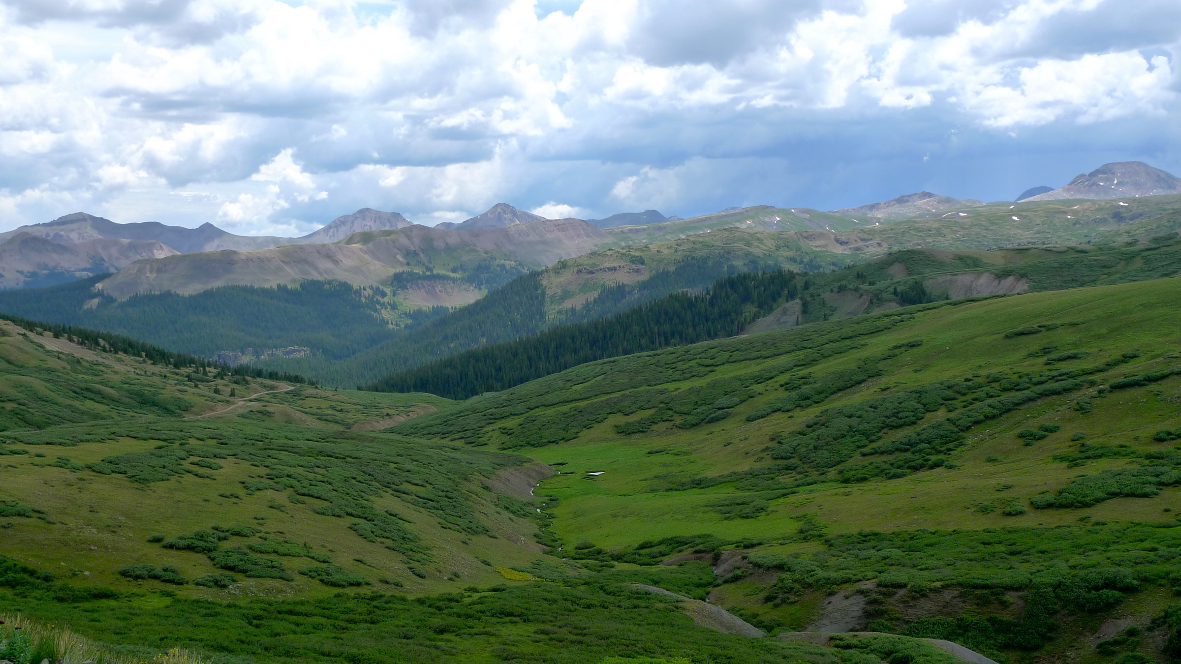 L'ancienne route à charrettes franchissant Stony Pass à la limite de la Weminuche au-dessus de Silverton