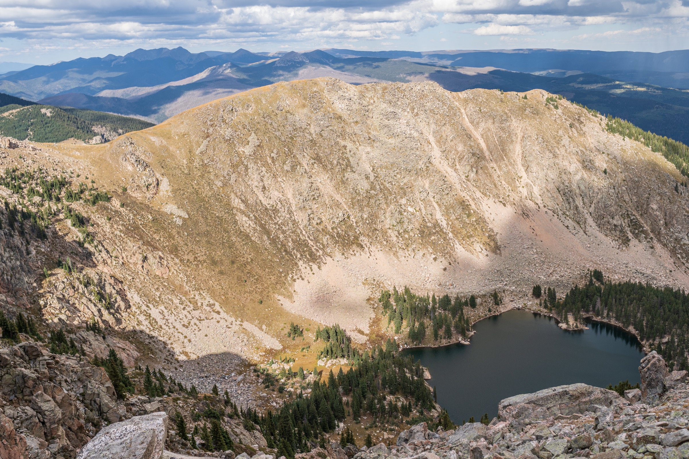 Lake Katherine vu depuis le haut du flanc est du Santa Fe Baldy, dans un cirque aux parois rocheuses