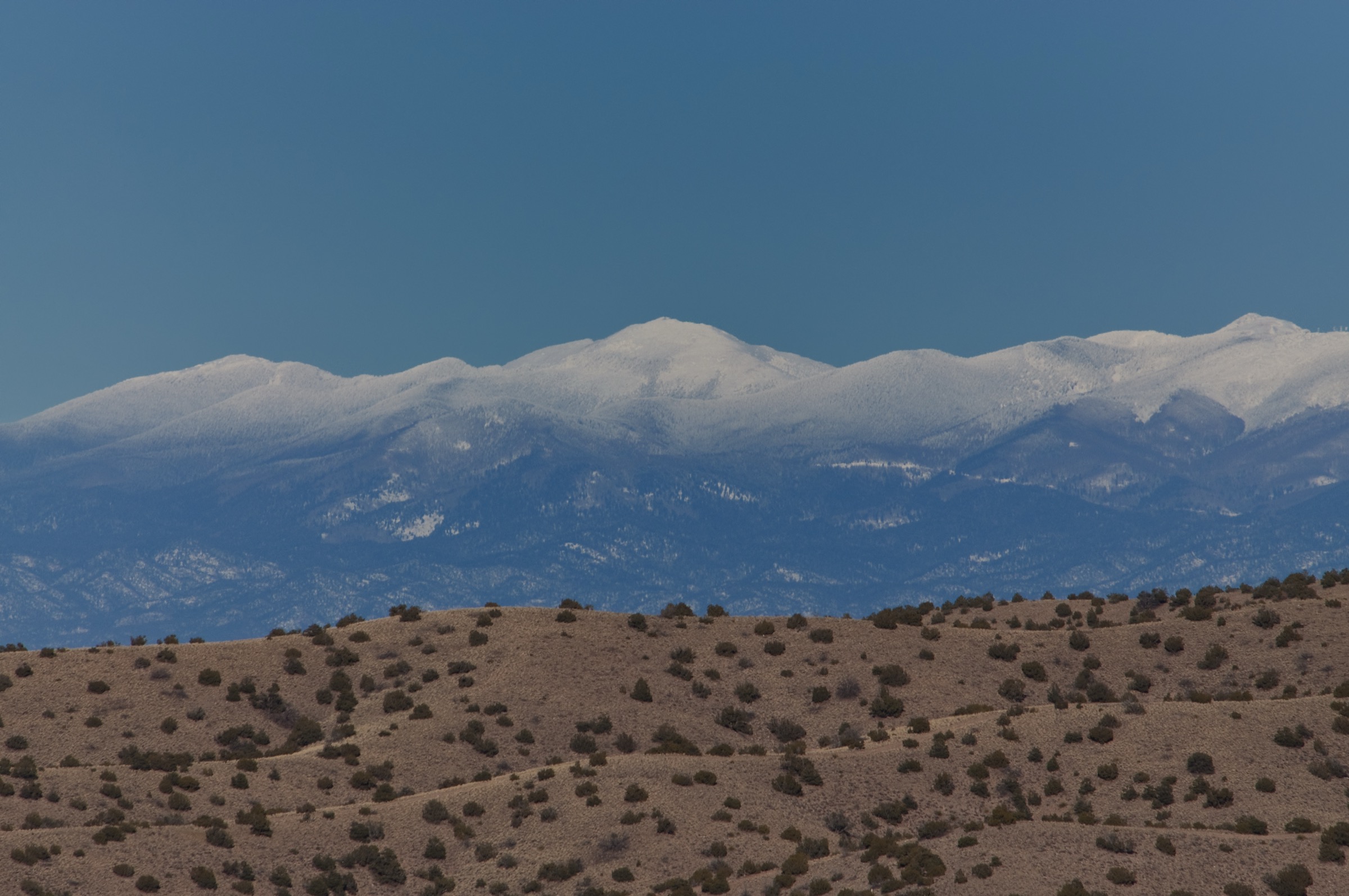 Santa Fe Baldy avec un manteau neigeux de début de saison, vu depuis la Pecos Wilderness ouest