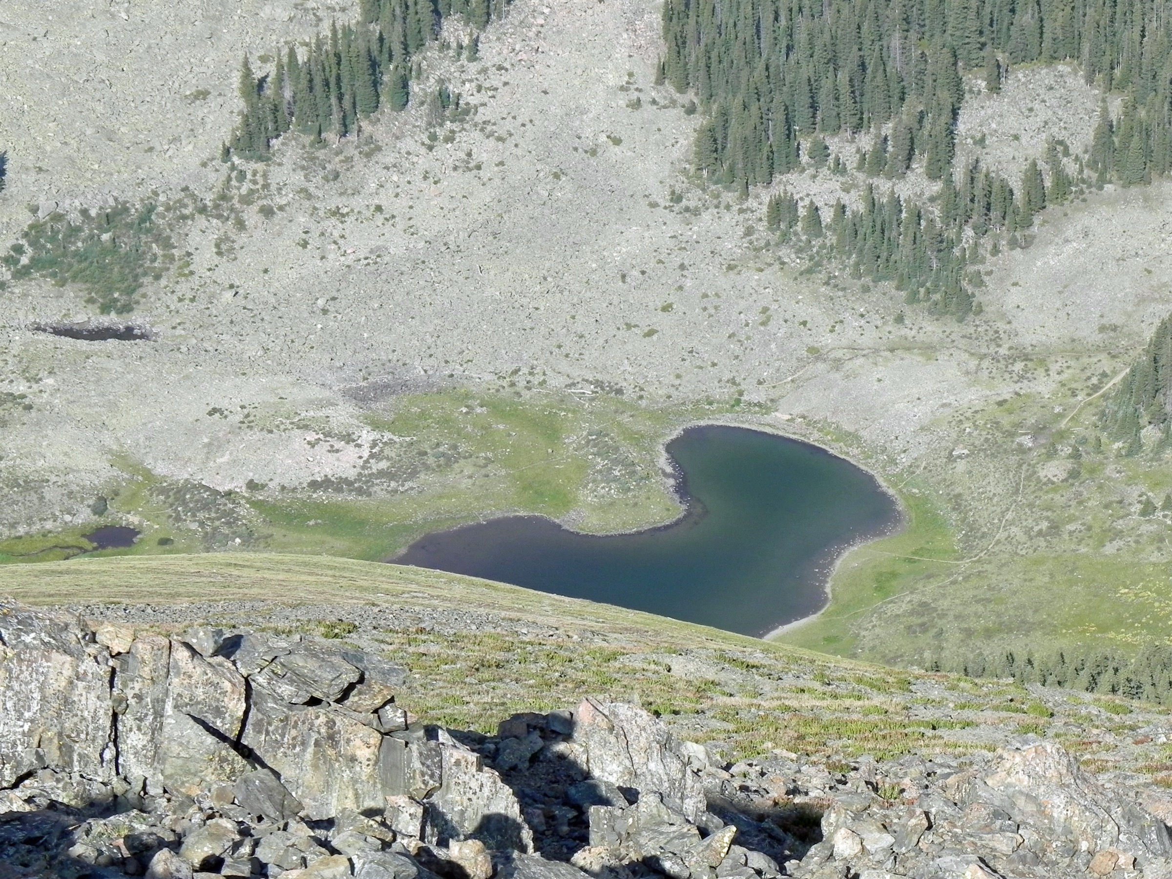 Williams Lake vu d'en haut, avec le cirque du Wheeler Peak à l'horizon