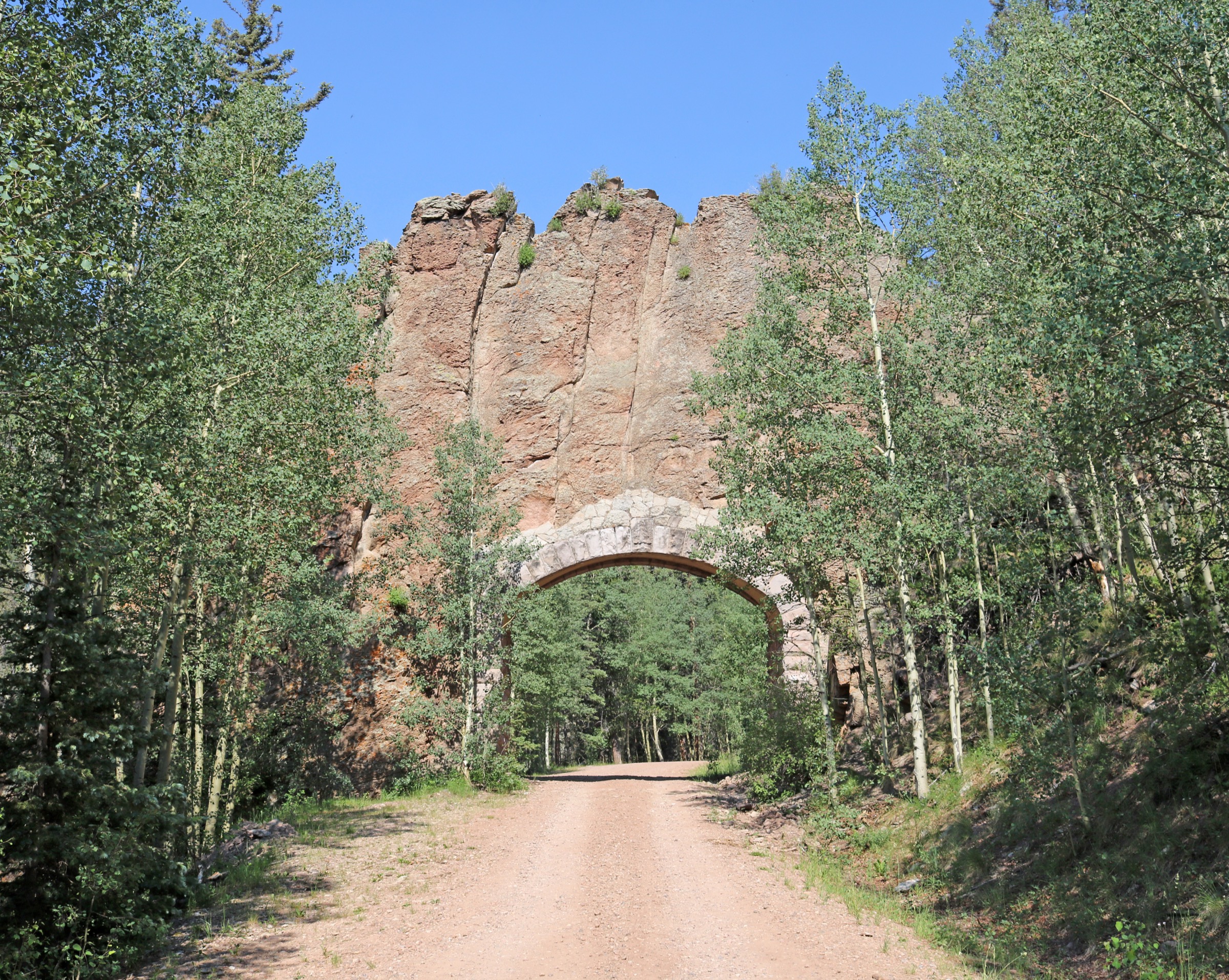 Apishapa Arch, un tunnel taillé par le CCC à travers un dyke magmatique, sur la County Road 46 près de la tête de sentier d'Apishapa
