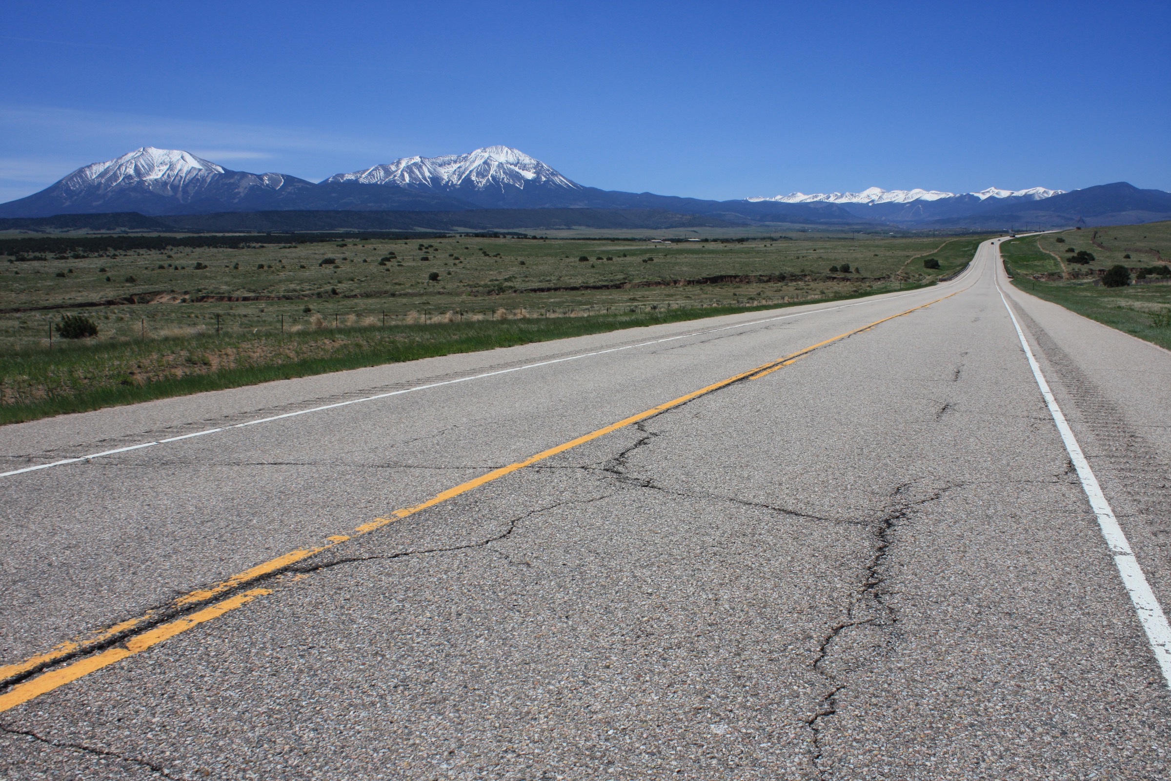 Les Spanish Peaks vus depuis l'US 160, avec East Spanish Peak à gauche et West Spanish Peak à droite