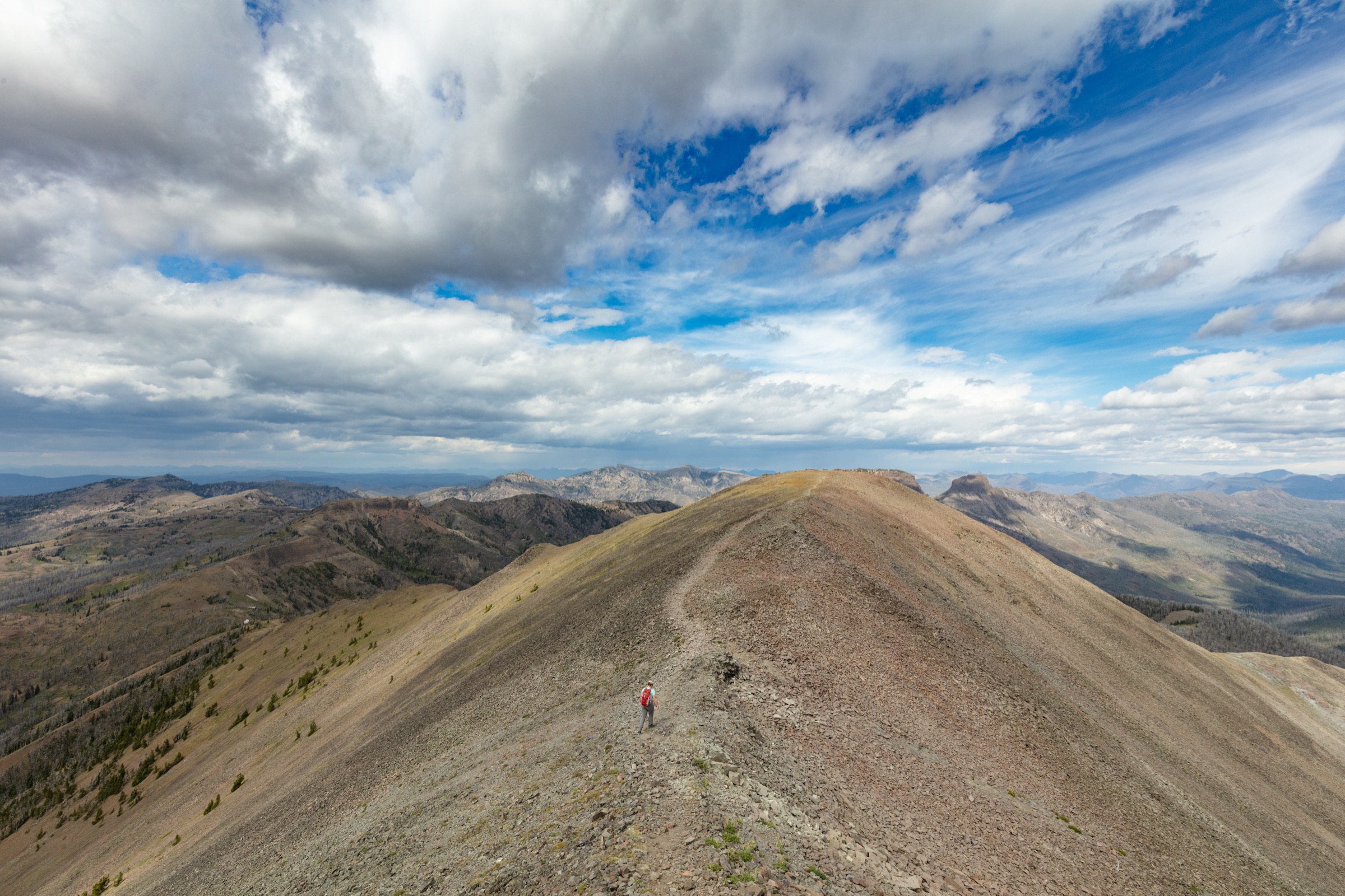 Randonneur sur la crête sommitale exposée d'Avalanche Peak dans les Absarokas orientales