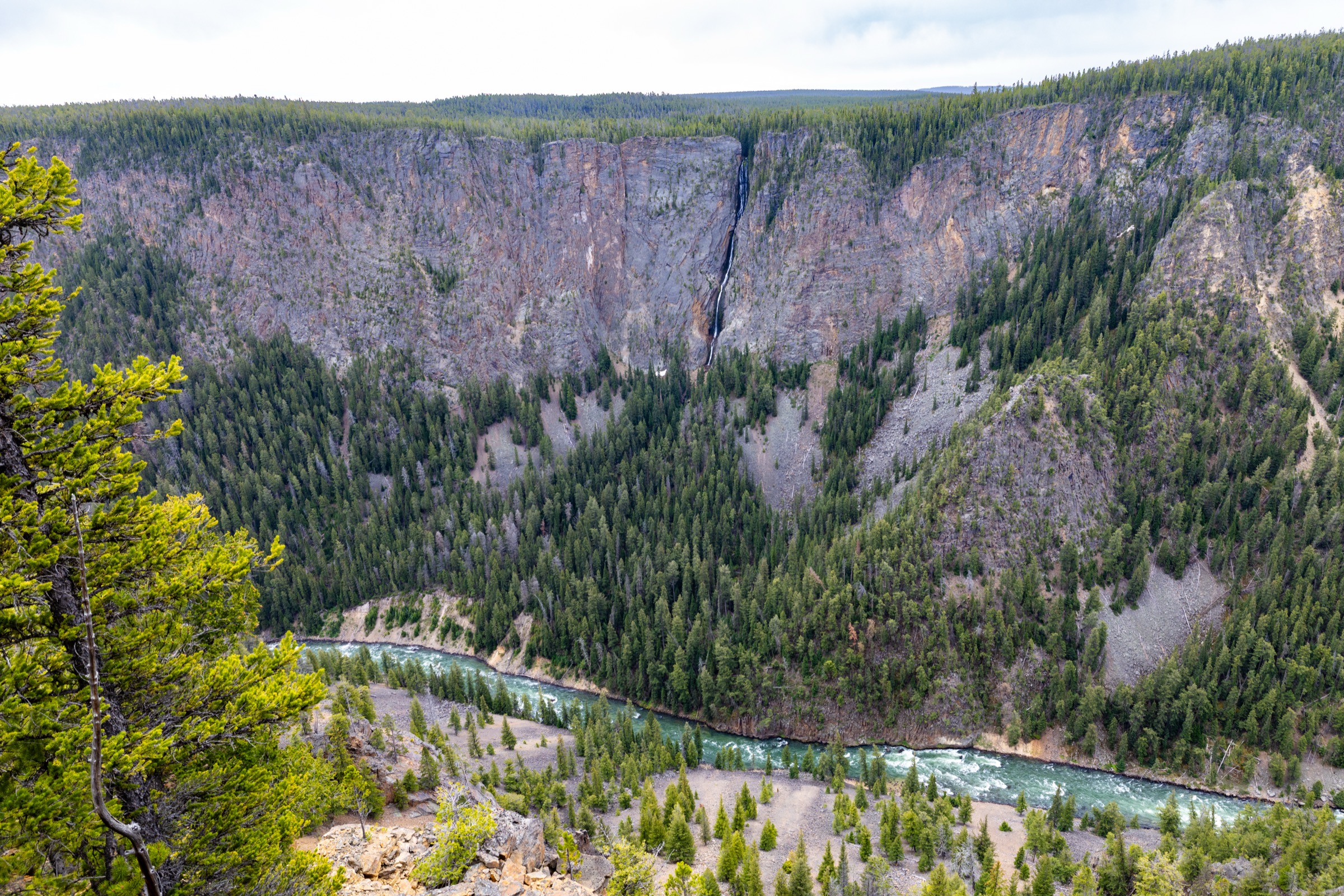 Silver Cord Cascade plongeant dans le Grand Canyon du Yellowstone, vu depuis le Seven Mile Hole Trail