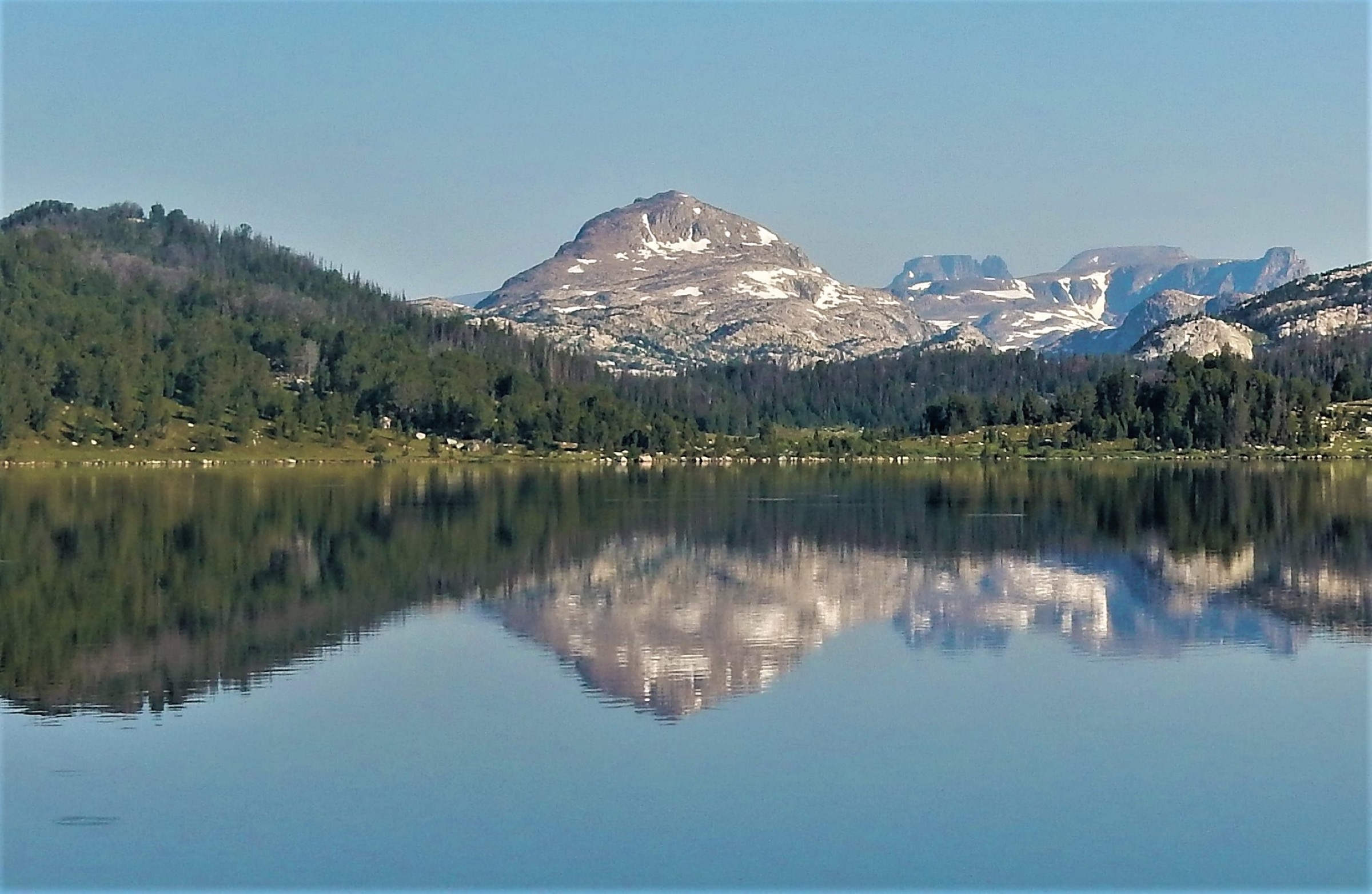 Island Lake dans les Beartooth Mountains avec Lonesome Mountain à l'arrière