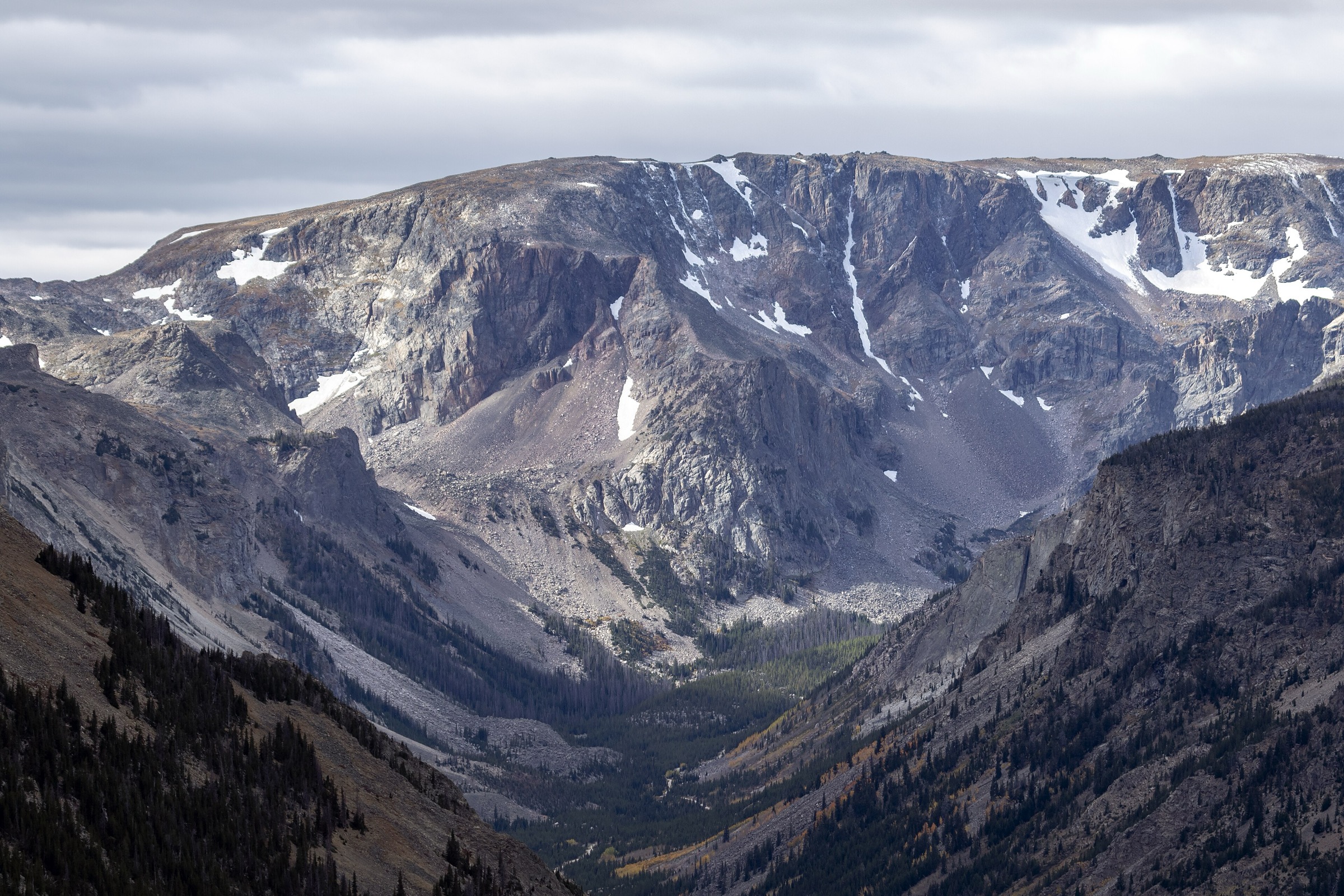 La vallée de Rock Creek dans les Beartooth Mountains, avec le Hellroaring Plateau à l'arrière
