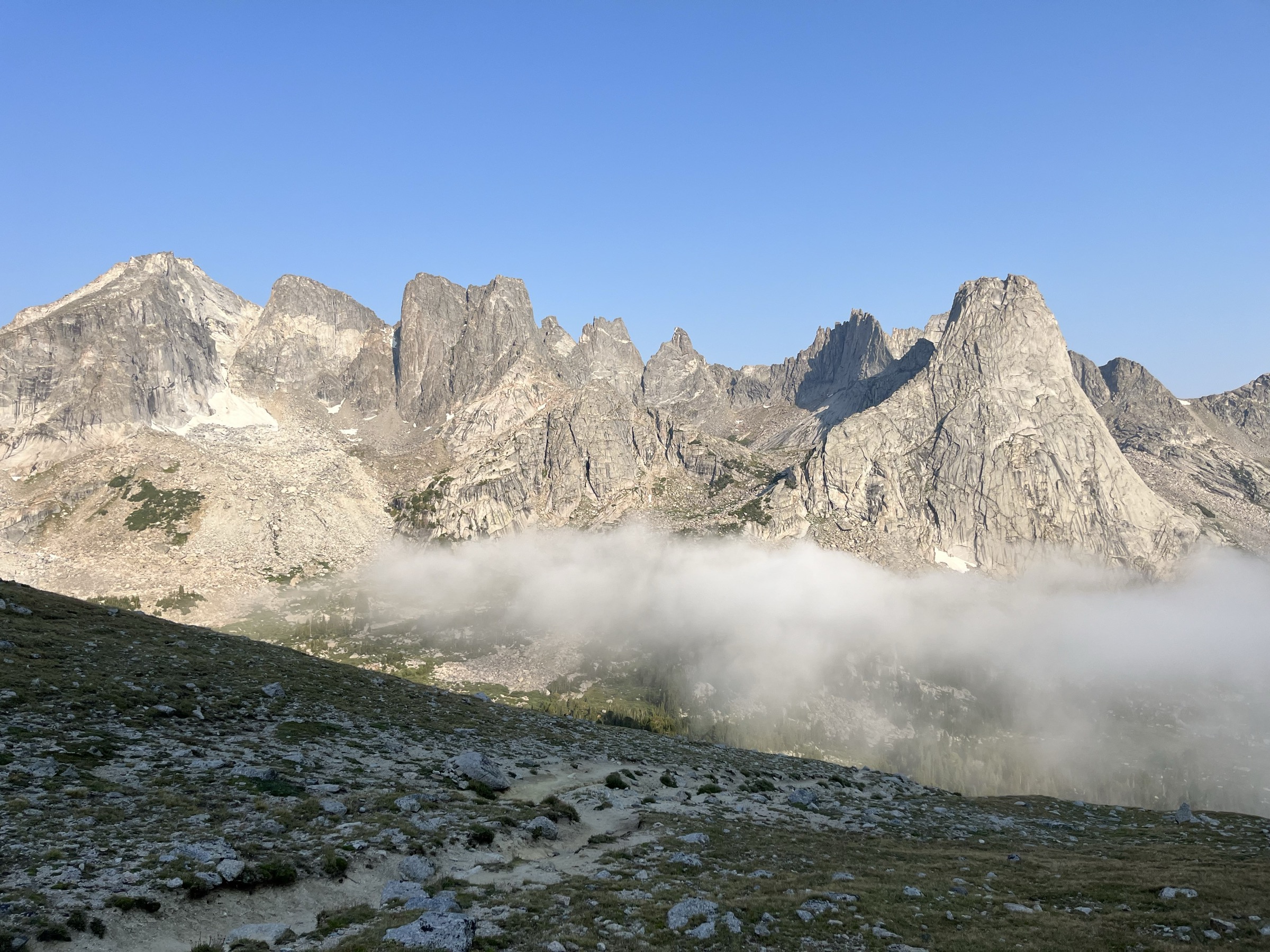 Tours de granite du Cirque of the Towers émergeant d'une inversion nuageuse