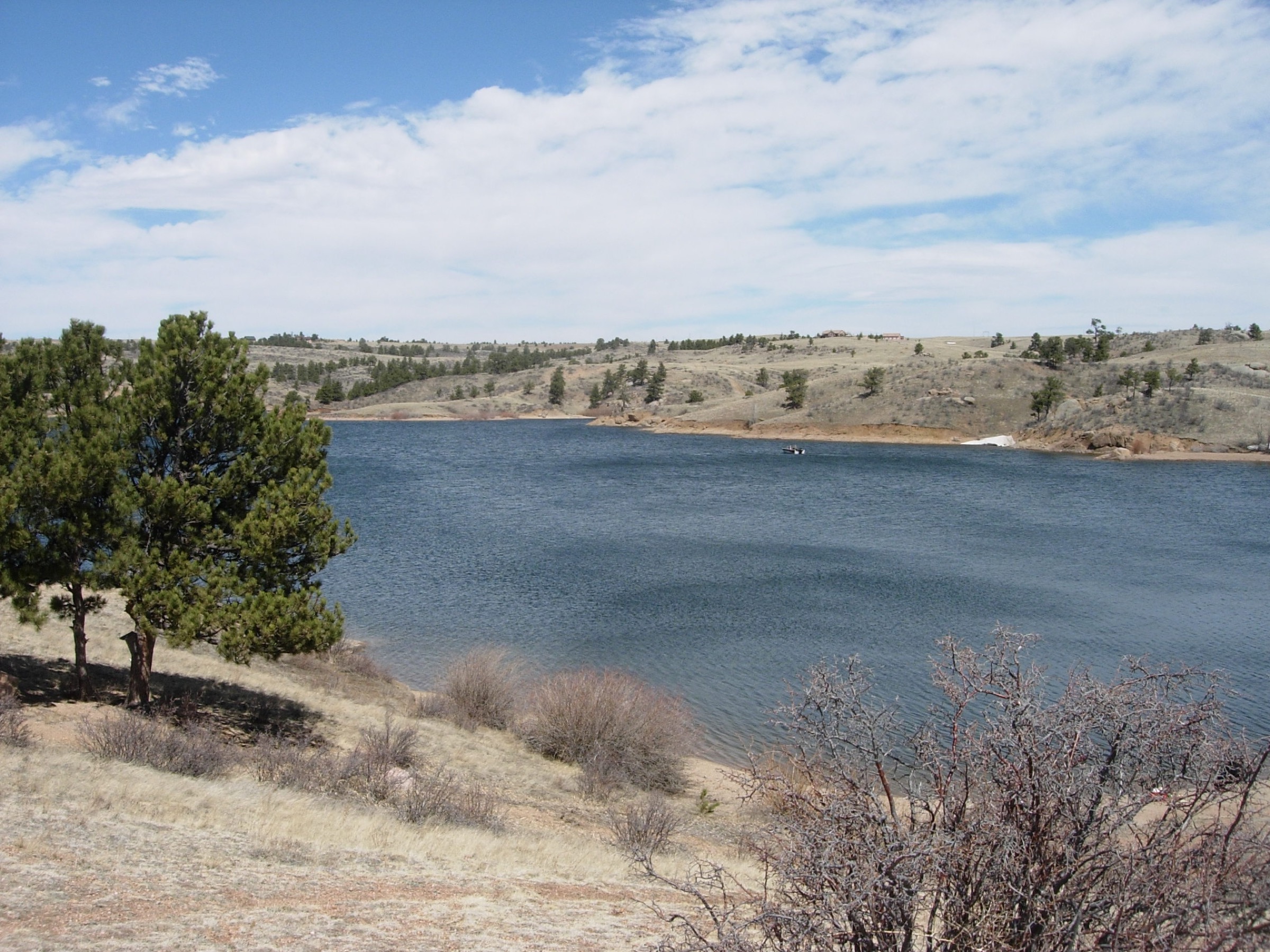 Réservoir et versant granitique dans Curt Gowdy State Park, Wyoming