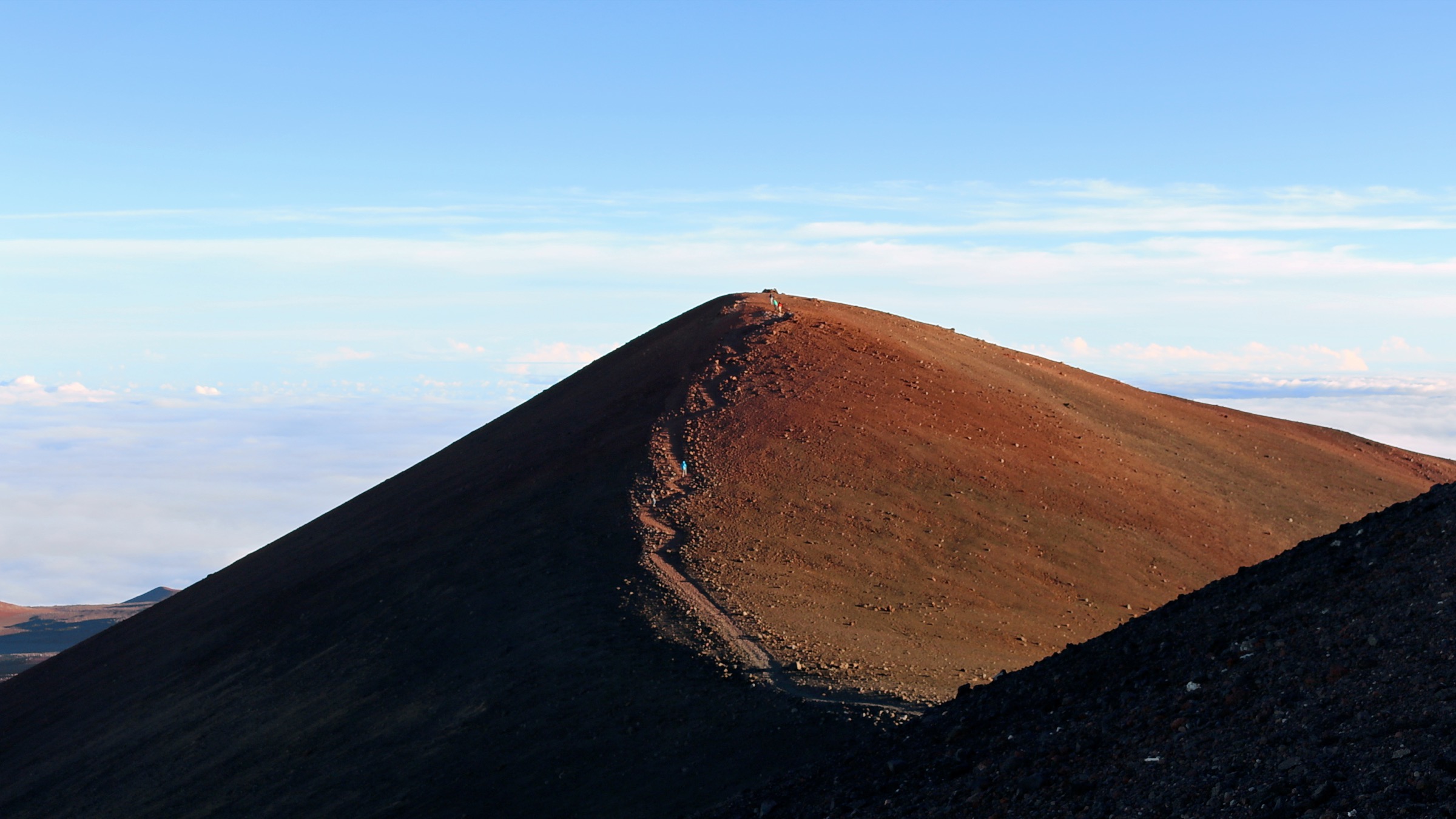 Le Humuʻula Trail montant des pentes de cendres vers le secteur sommital du Maunakea