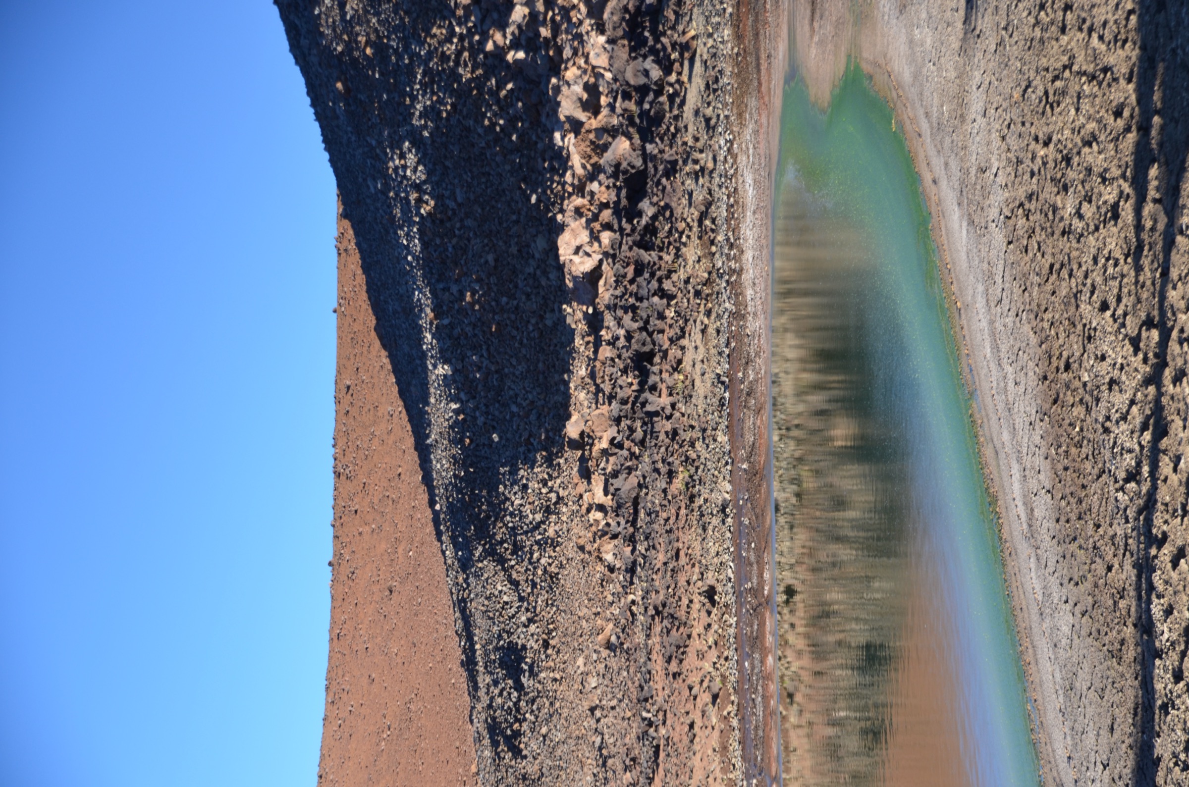 Lake Waiau dans son haut bassin de cône de cendres près du secteur sommital du Maunakea