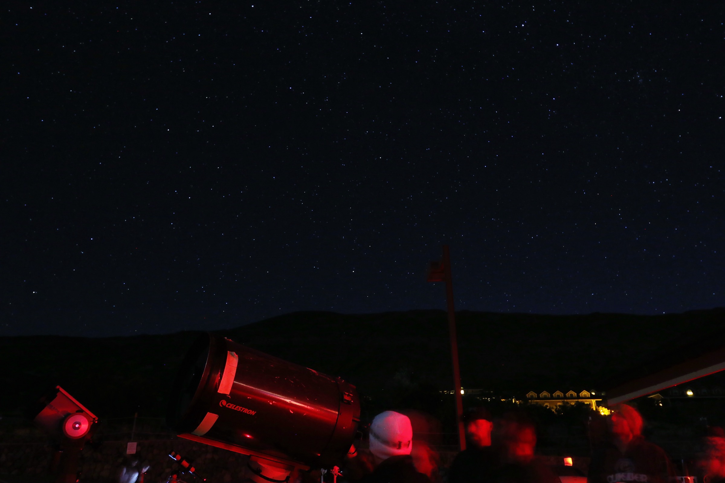 Le Visitor Information Station du Maunakea avec les cônes de cendres environnants, point de départ de la courte marche de Puʻu Kalepeamoa