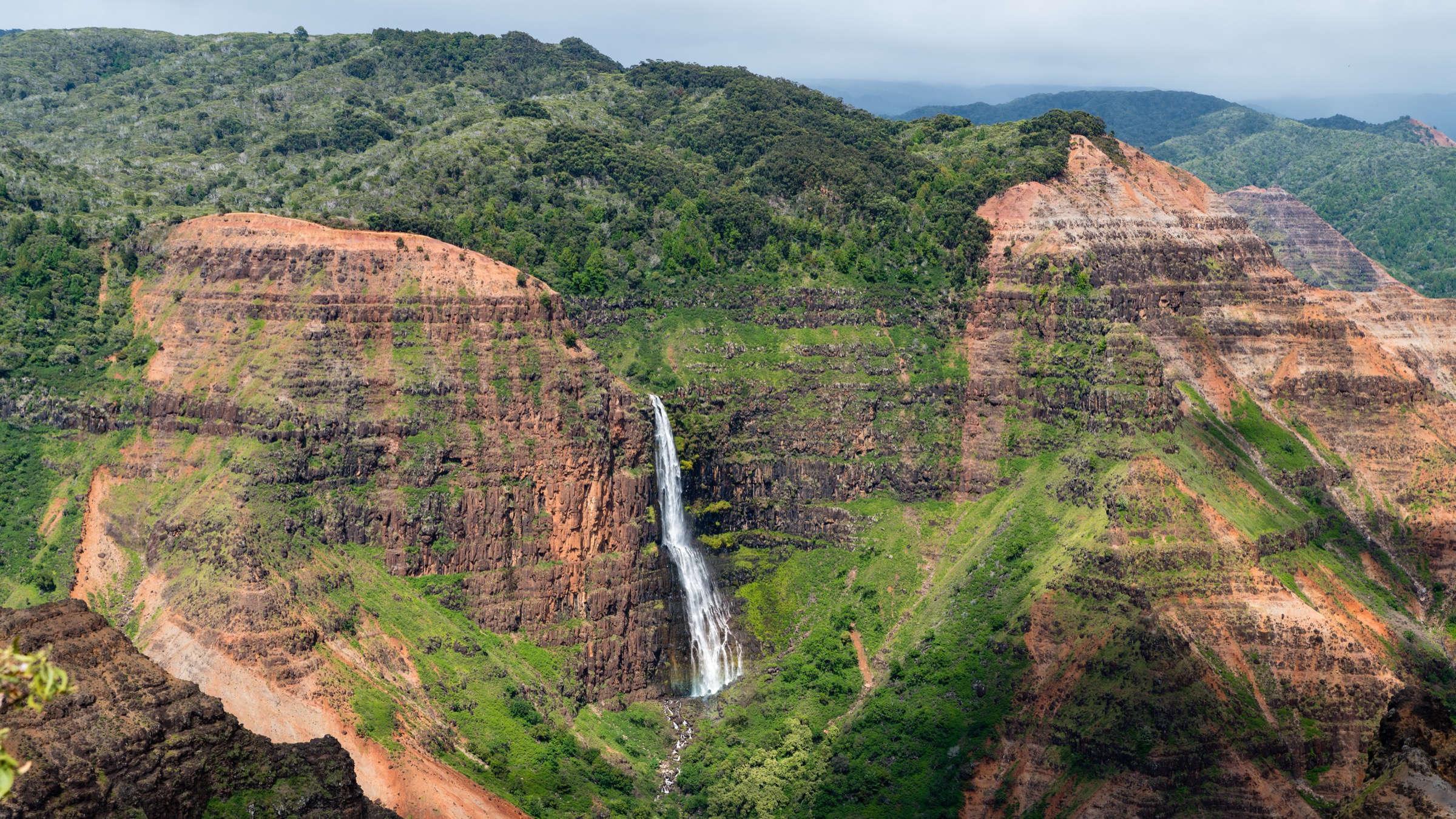 Les chutes de Waipoʻo dans le Waimea Canyon, vues depuis le rebord au-dessus de la cascade