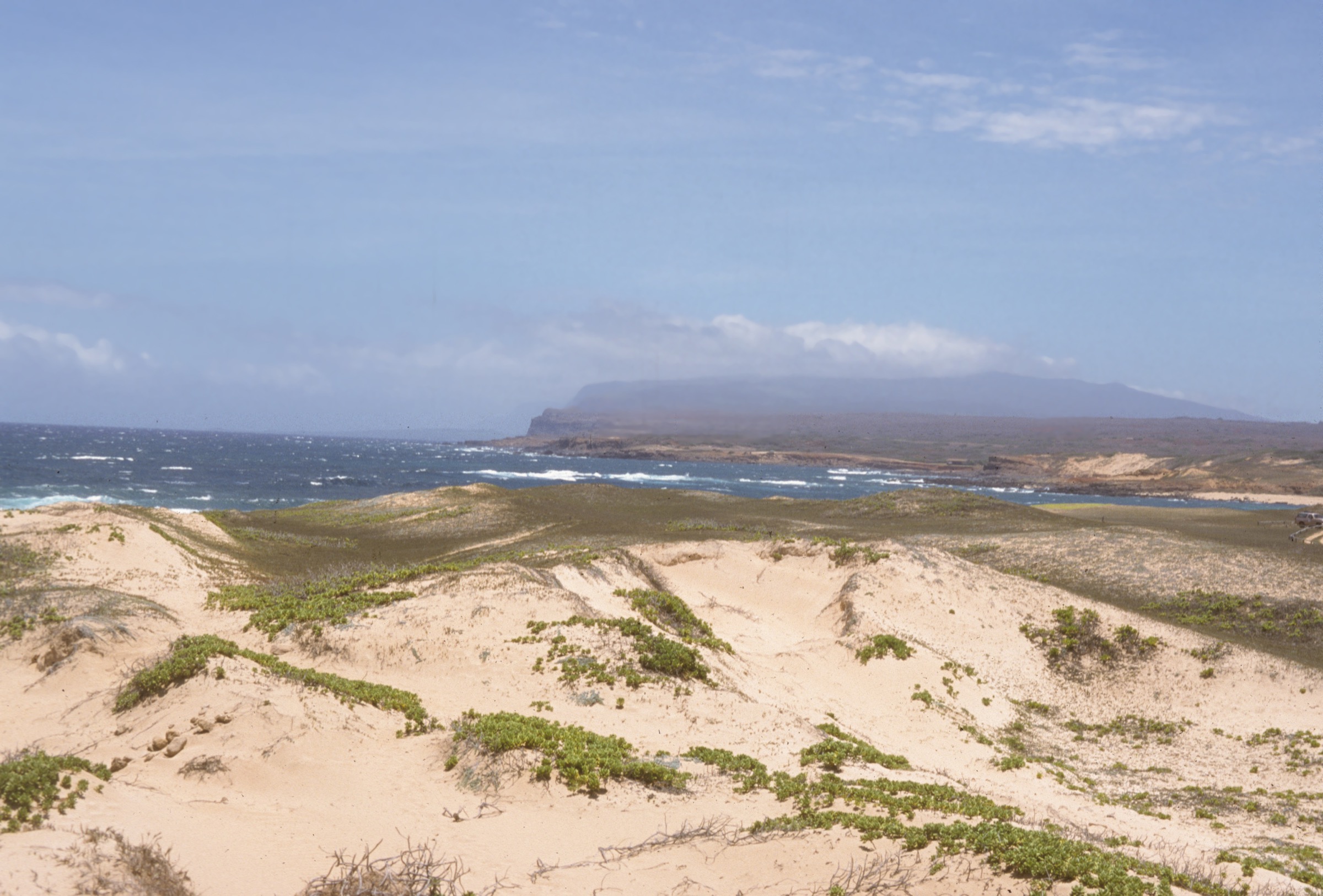 Vue à travers l'Est de Molokaʻi vers le massif de Kamakou depuis les contreforts ouest
