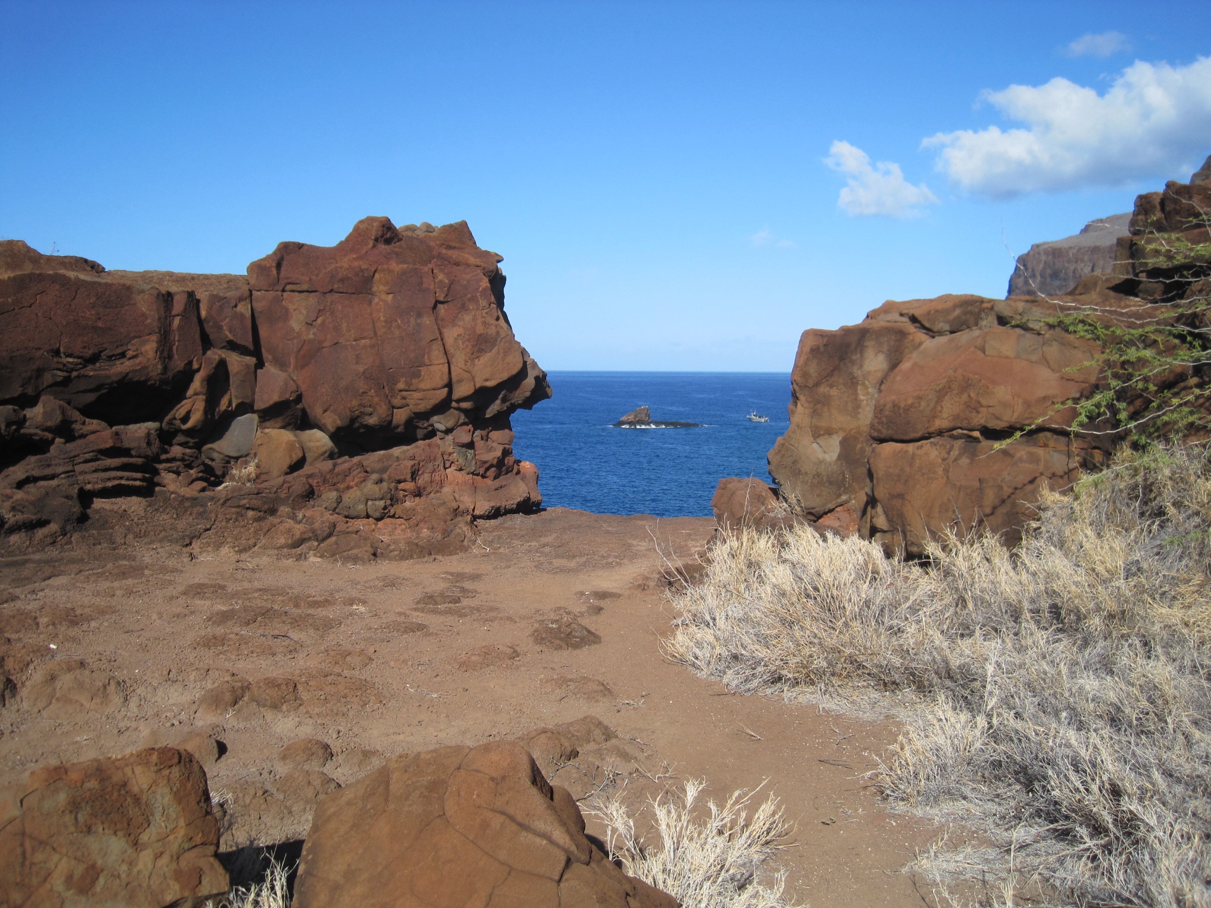 Kahekili's Leap on the Kaunolū cliff, Lānaʻi, showing the notch and the drop to the Pacific below