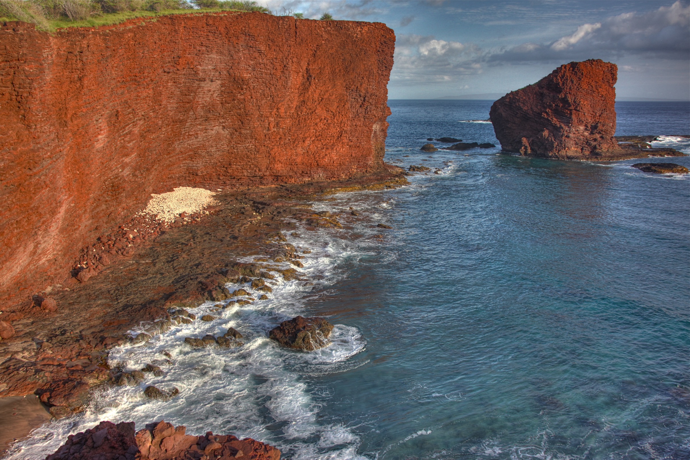 Puʻu Pehe (Sweetheart Rock) sea stack rising from turquoise water off Hulopoʻe Bay, Lānaʻi