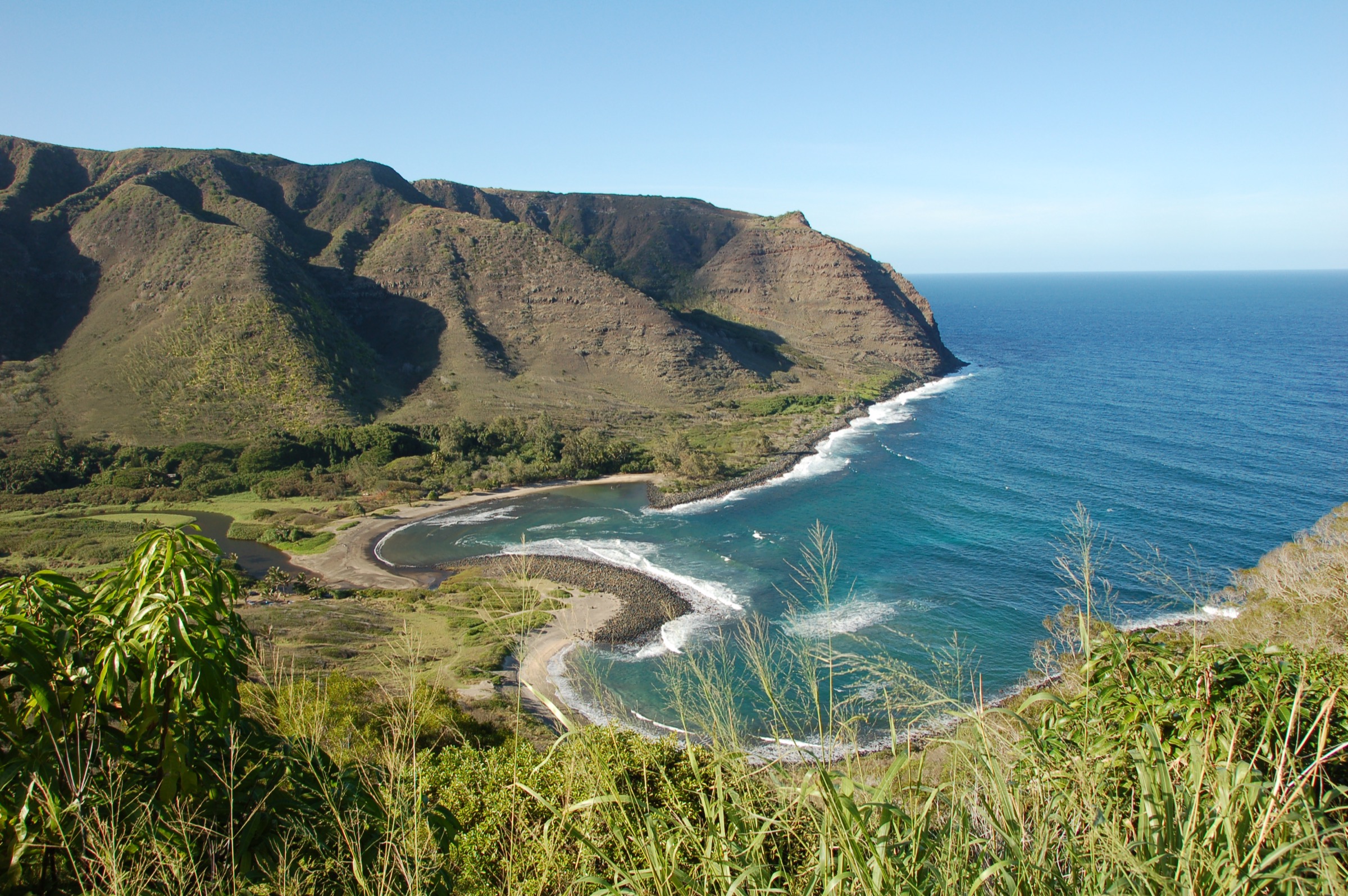 Vue le long de la vallée de Hālawa à l'extrémité est de Molokaʻi, avec les deux baies et les falaises encadrant la côte