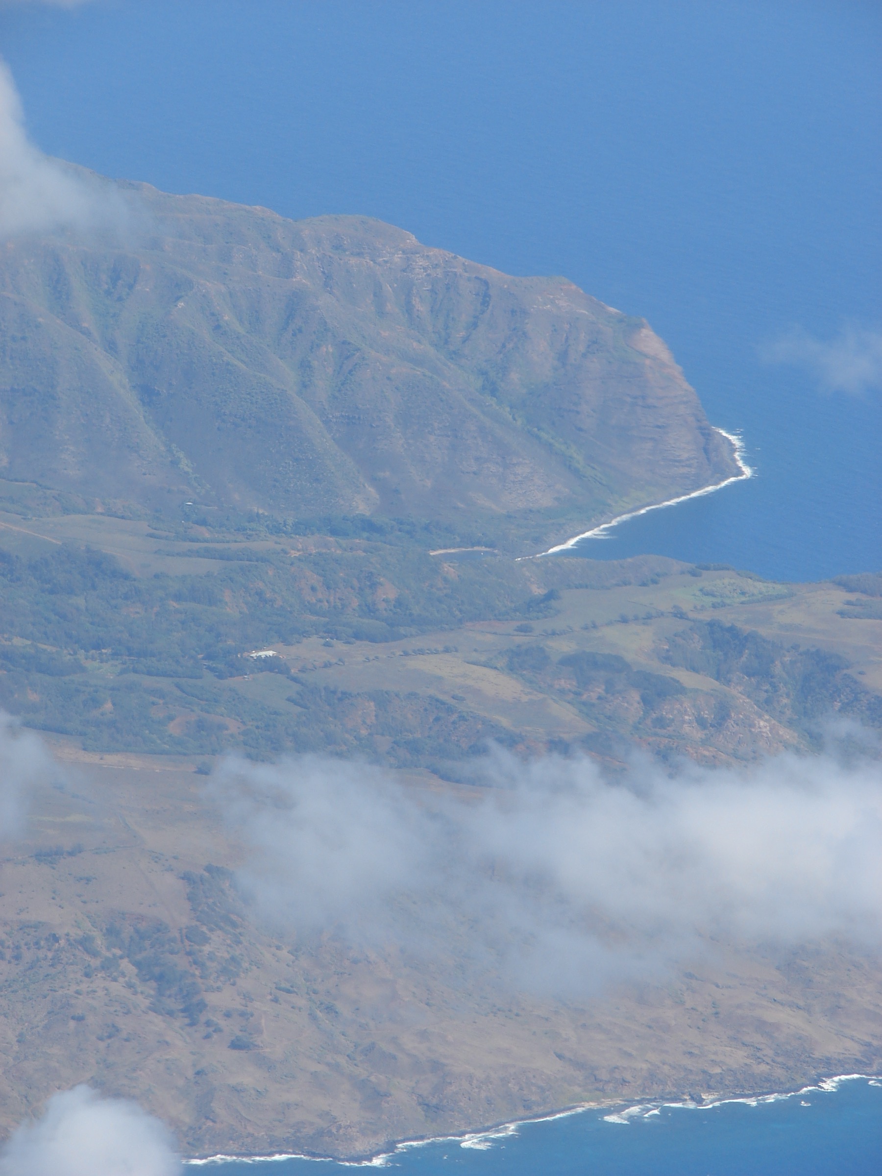 Vue aérienne de Molokaʻi vers l'est depuis l'extrémité ouest en direction de l'échine à falaises