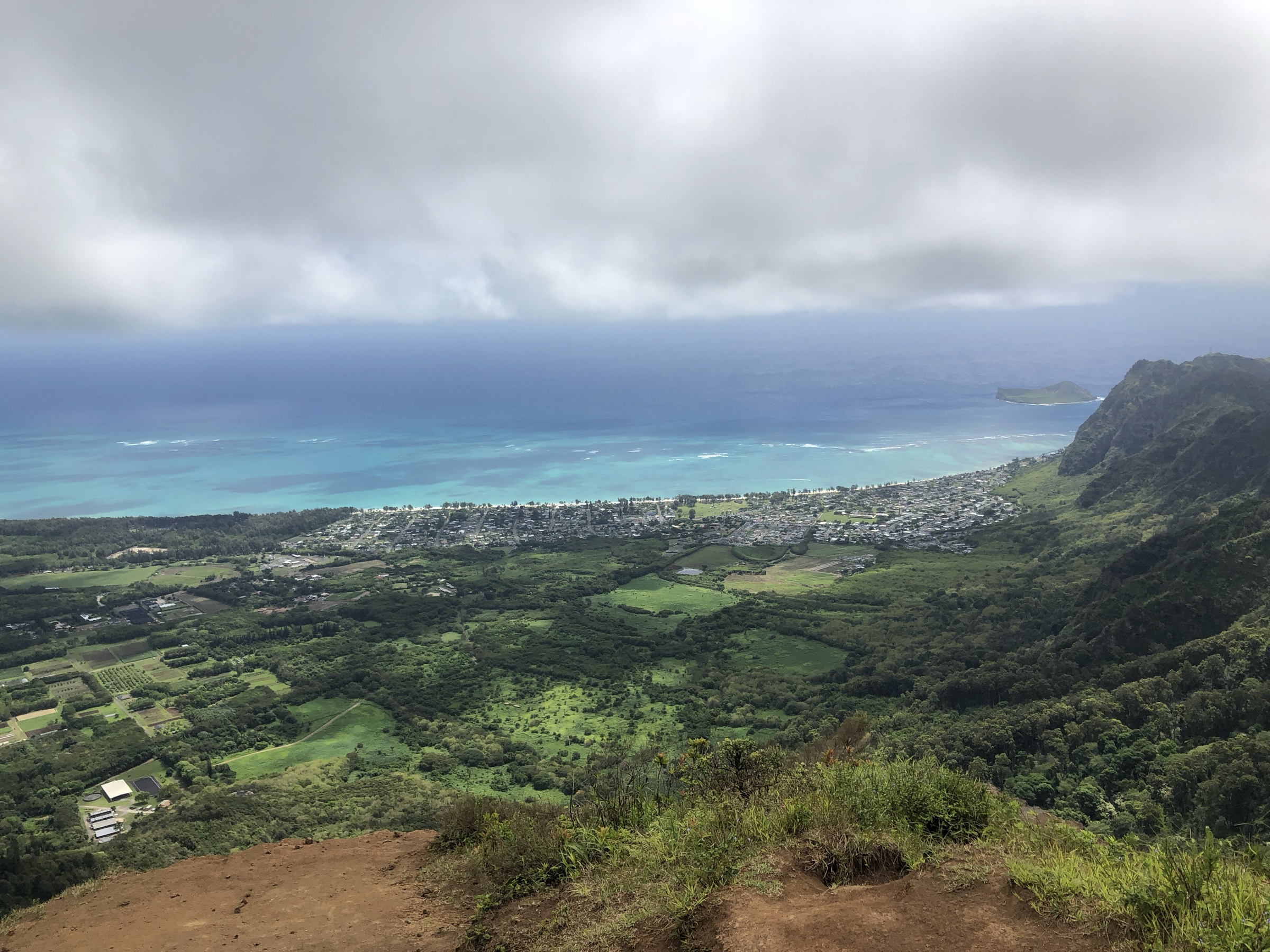 Vue depuis le sommet du Kuliʻouʻou Ridge Trail, sud de la Koʻolau Range, Oʻahu