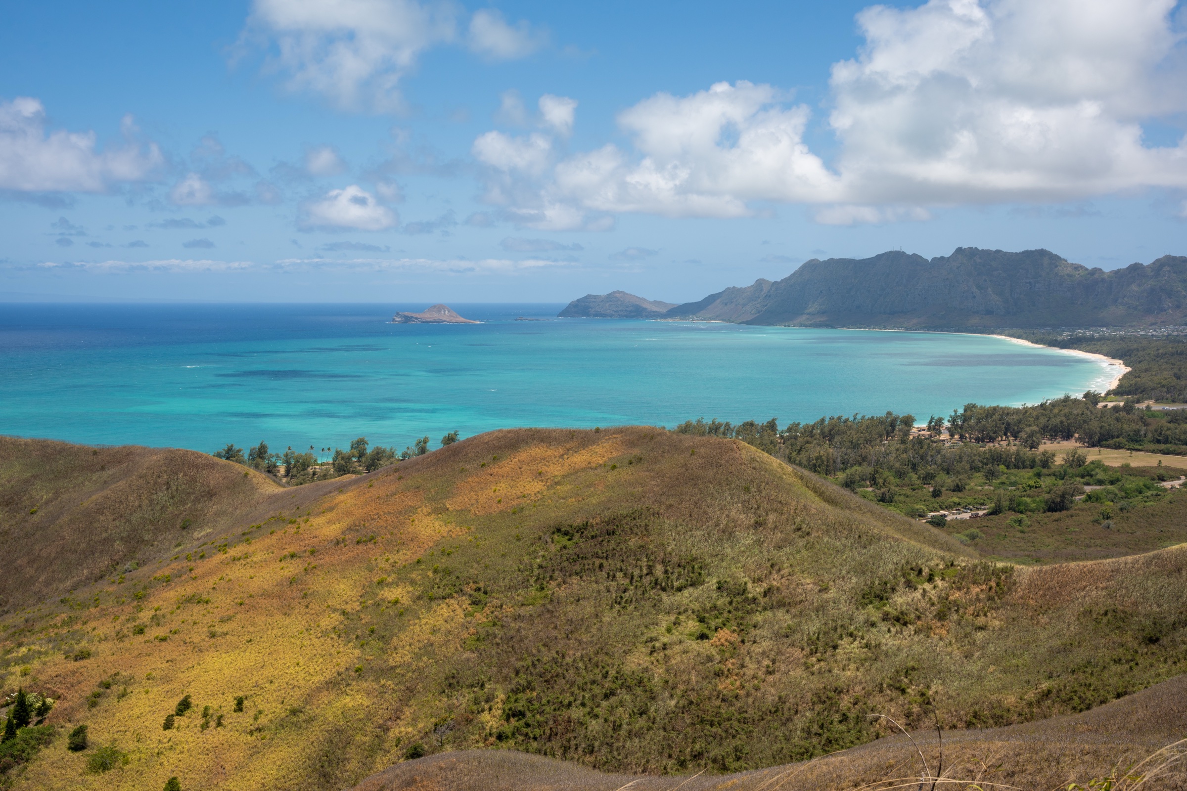 Pillbox supérieure du Kaʻiwa Ridge Trail au-dessus de Kailua Bay et des Mokulua Islands, Oʻahu au vent