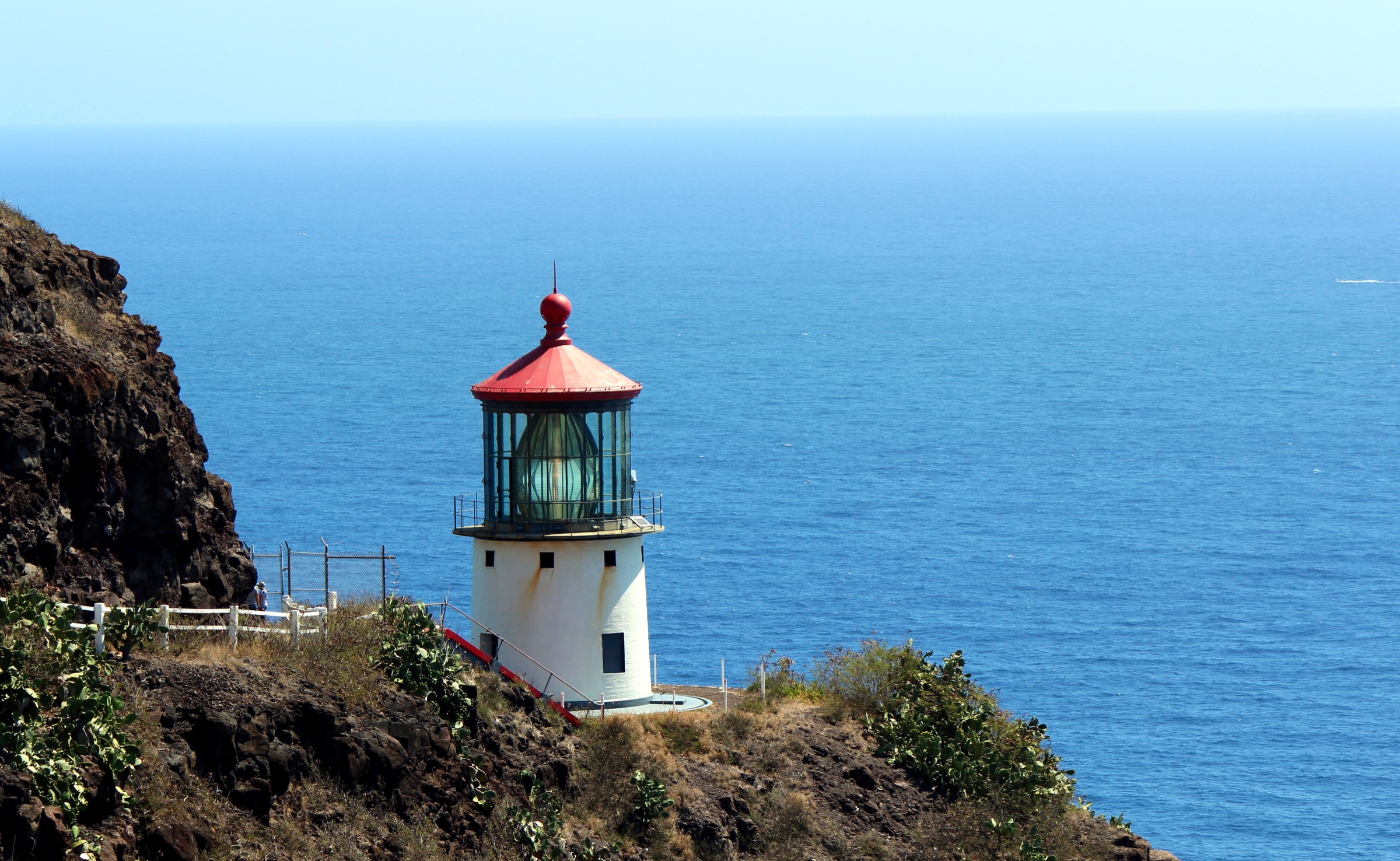 Makapuʻu Point Lighthouse avec Mānana (Rabbit) Island au large, Kaiwi State Scenic Shoreline, Oʻahu