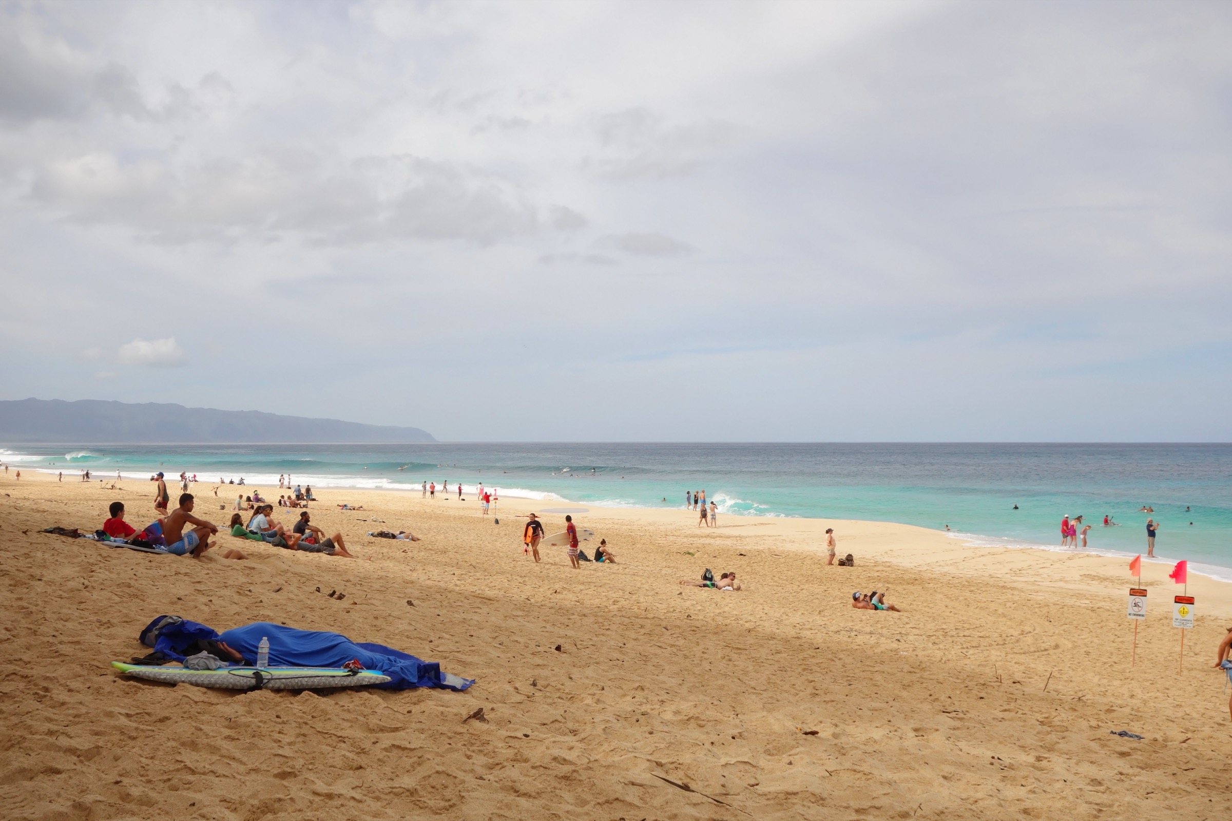 Banzai Pipeline vu depuis la North Shore — le spot de surf directement sous le belvédère du ʻEhukai Pillbox