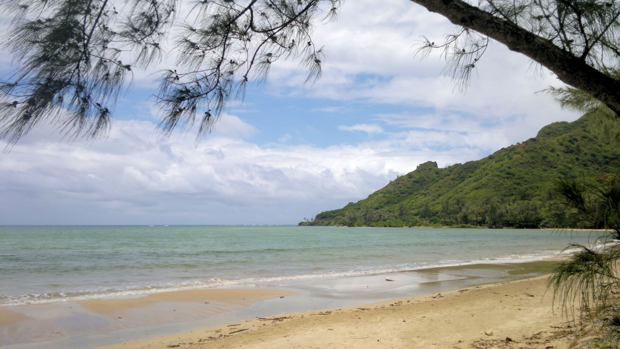 Kahana Bay et le versant au vent des Koʻolau — la côte que la crête sommitale de Poamoho surplombe