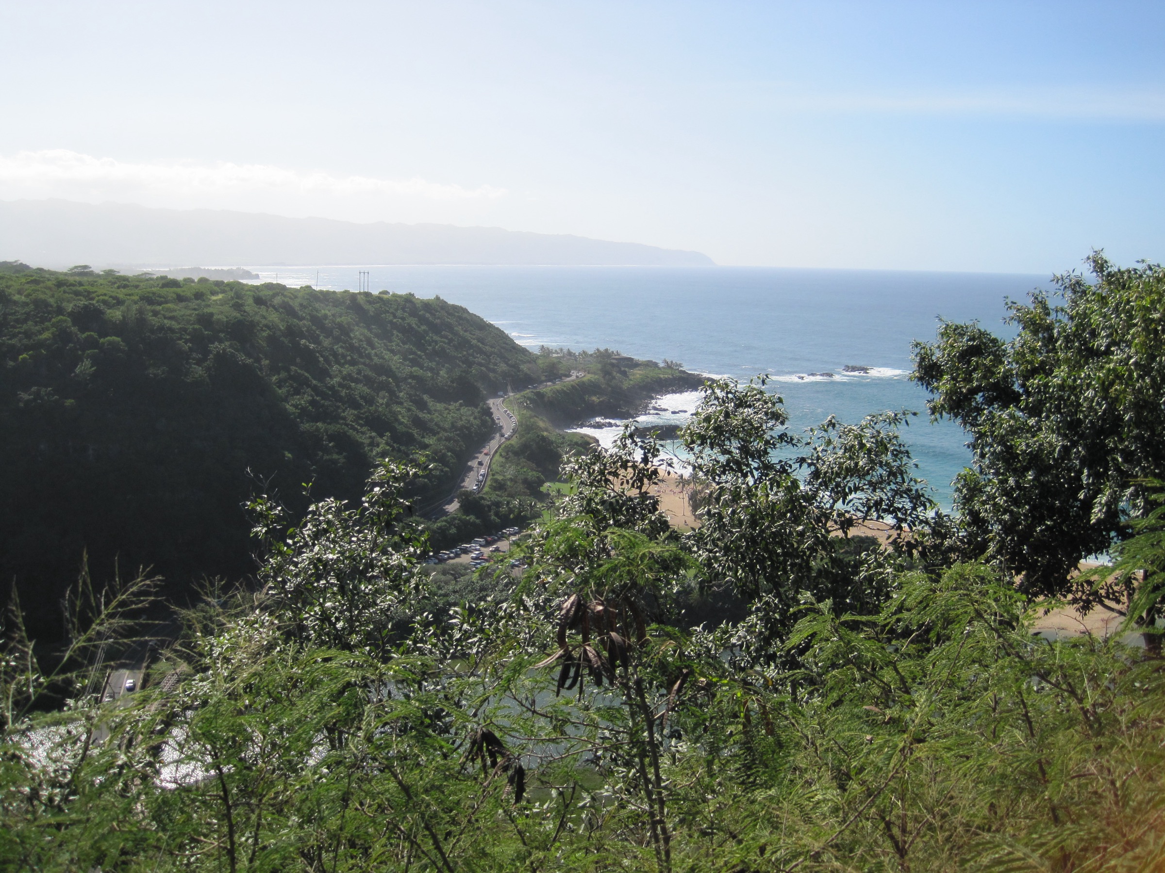 Vue depuis le heiau Puʻu o Mahuka sur Waimea Bay vers Kaʻena Point