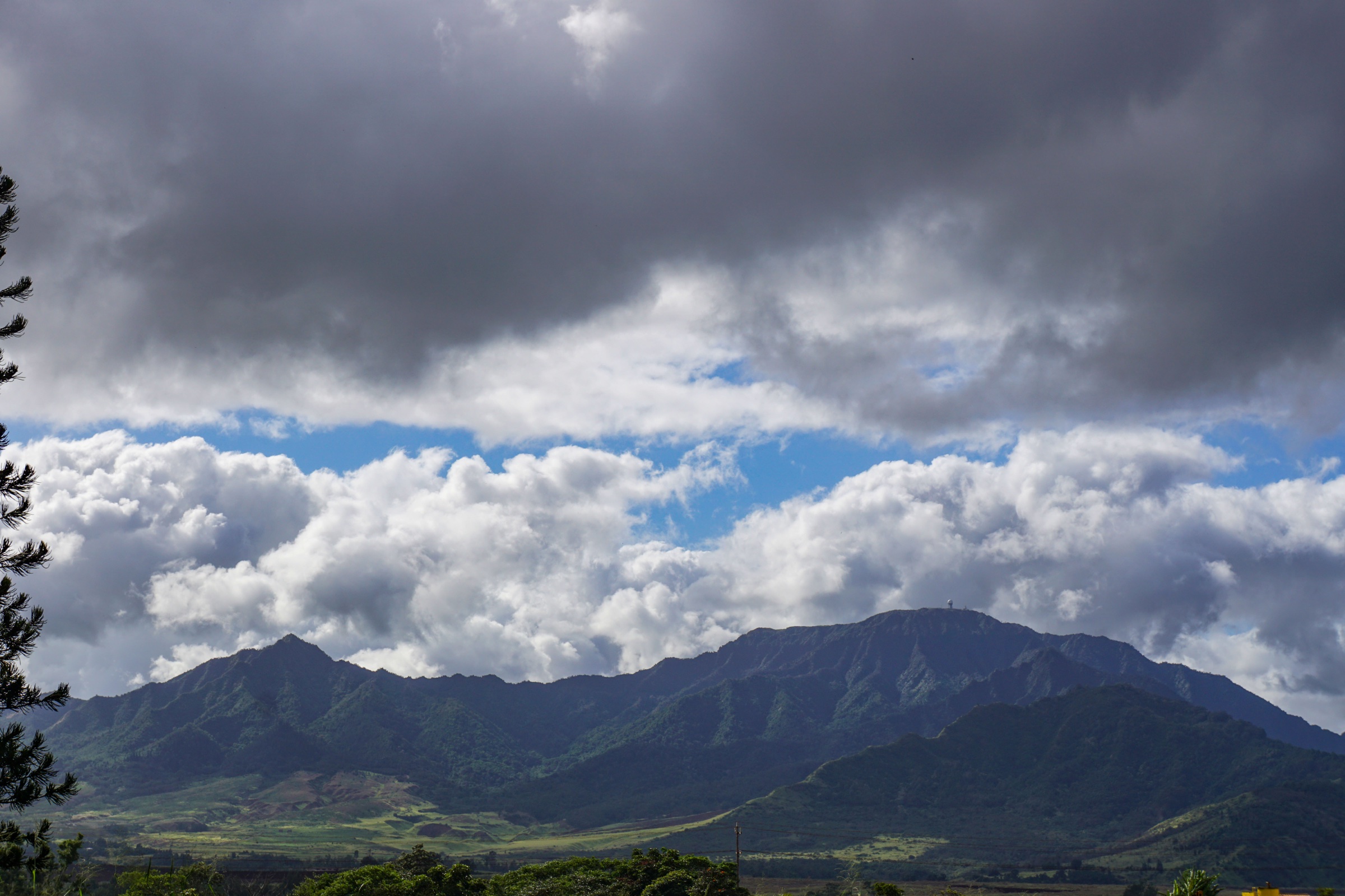 Mount Kaʻala — le point culminant d'Oʻahu — vu du centre d'Oʻahu