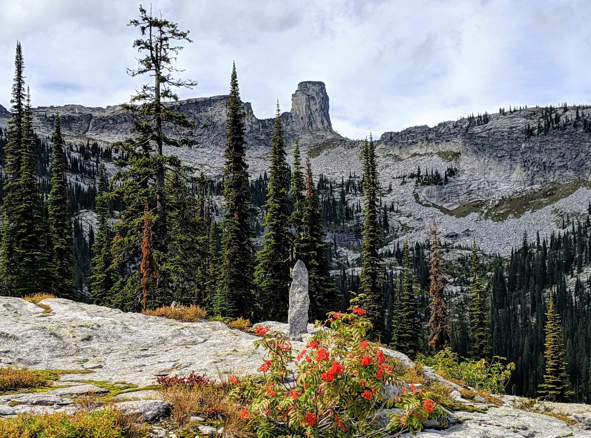 Chimney Rock, une aiguille de granit s'élevant de la crête des Selkirk Mountains dans le nord de l'Idaho.