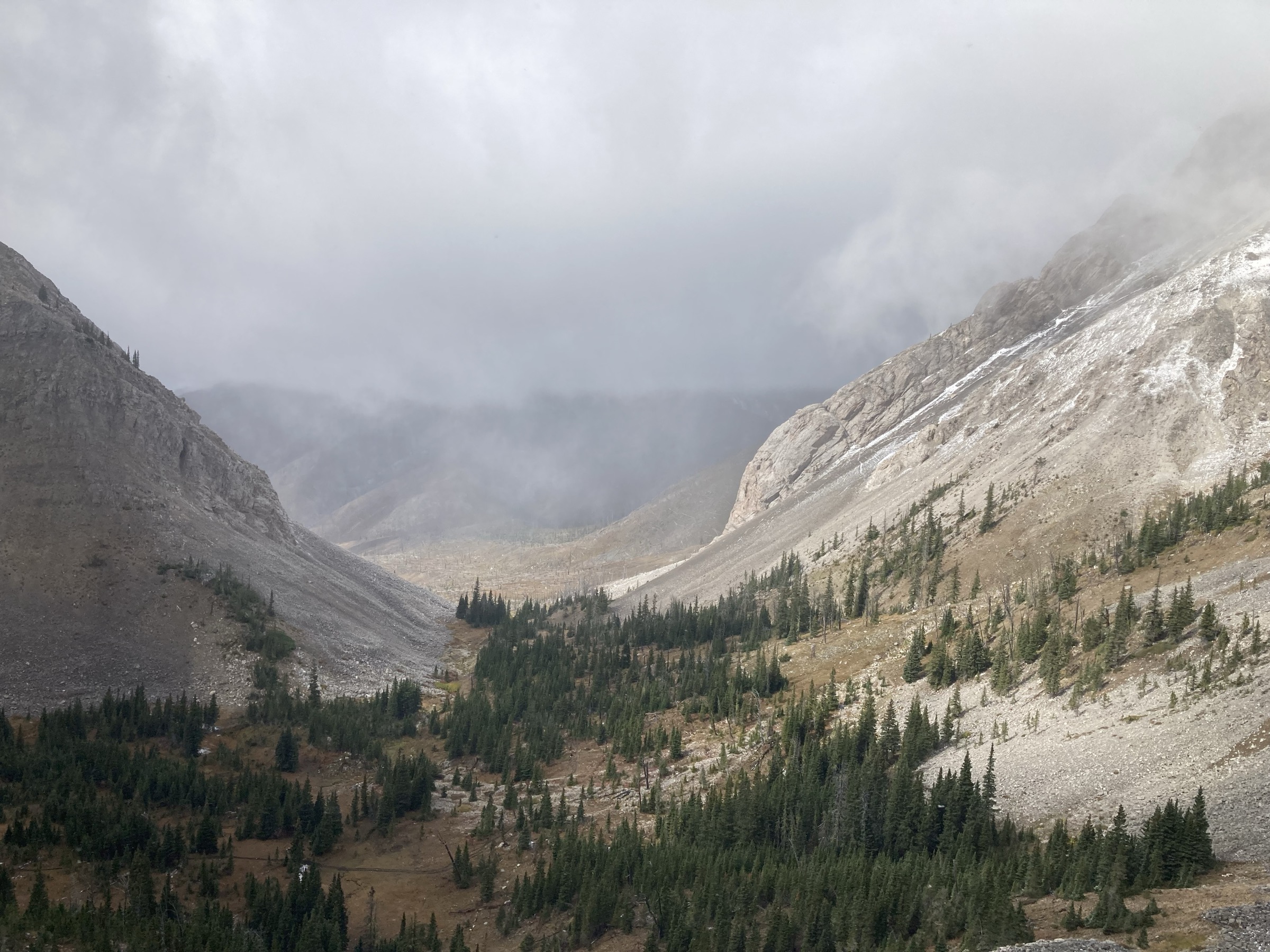 Descente depuis Headquarters Pass sur le Rocky Mountain Front, porte d'entrée du Bob Marshall Wilderness