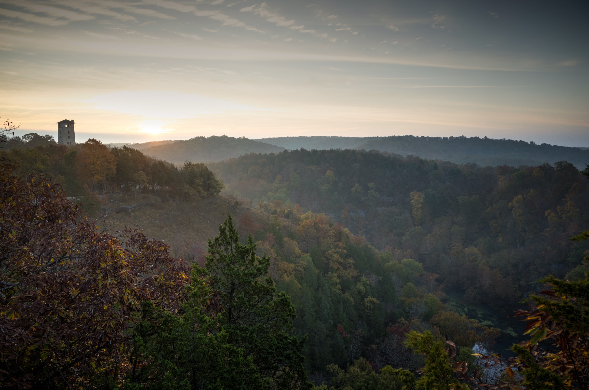 Ruines du château de Ha Ha Tonka au-dessus du Lake of the Ozarks au lever du soleil