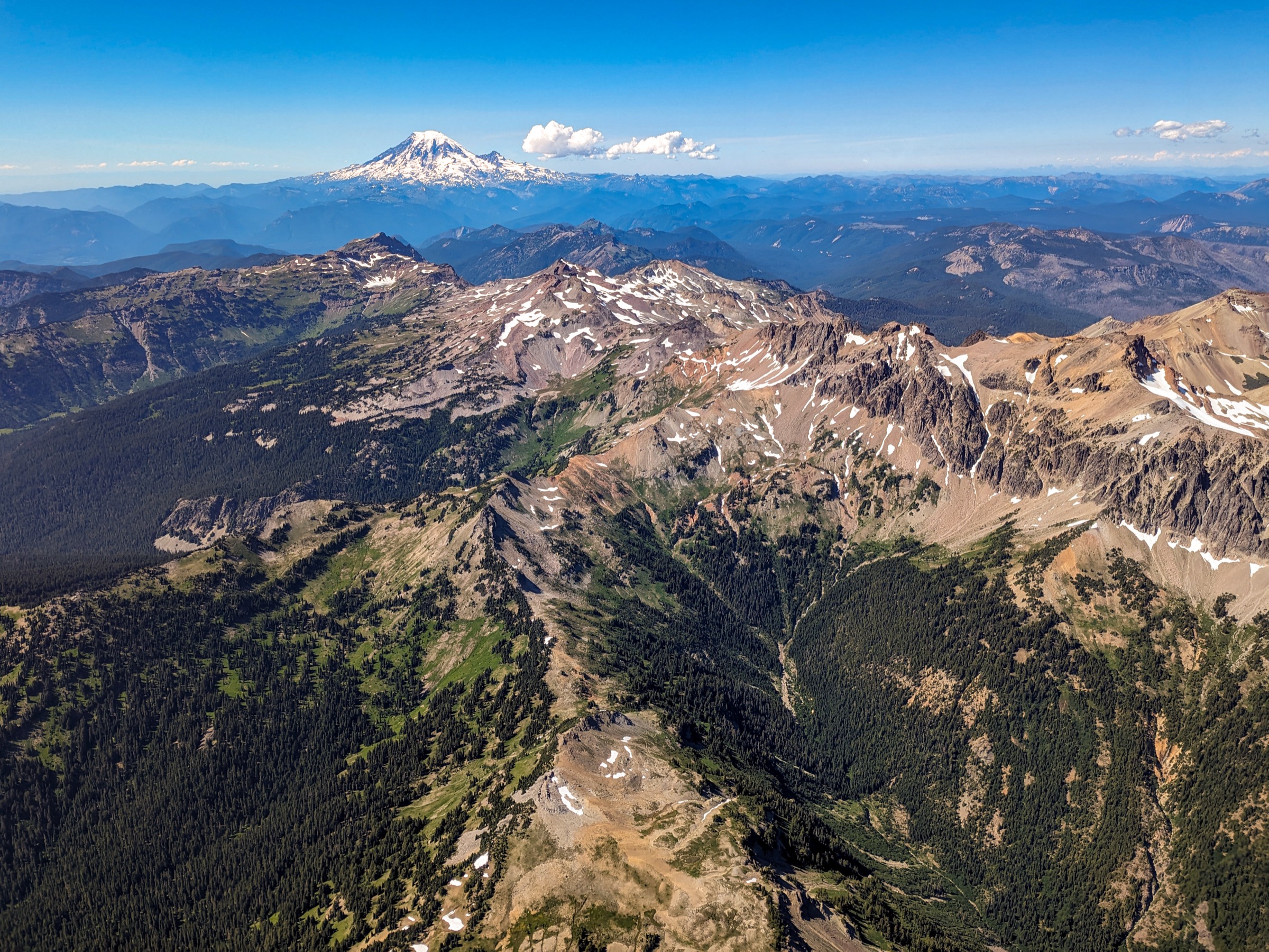 Vue aérienne de la crête principale de Goat Rocks avec Old Snowy Mountain, Mount Rainier au loin