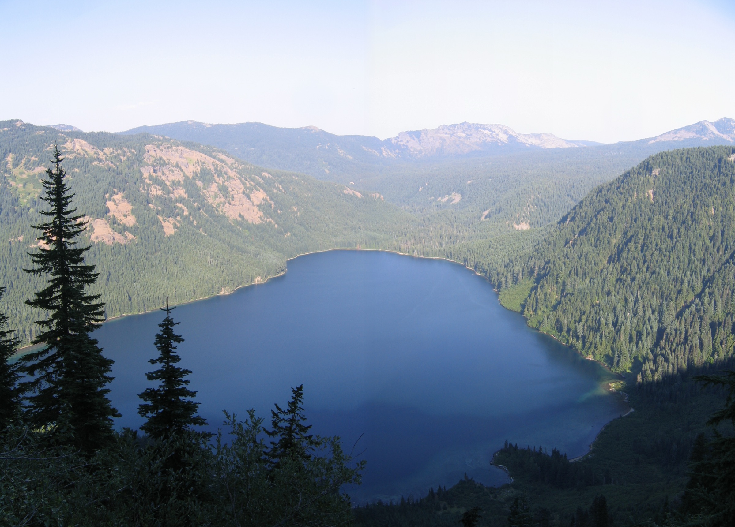 Walupt Lake vu depuis le versant sud-ouest de la vallée, avec Nannie Ridge boisée s'élevant à gauche