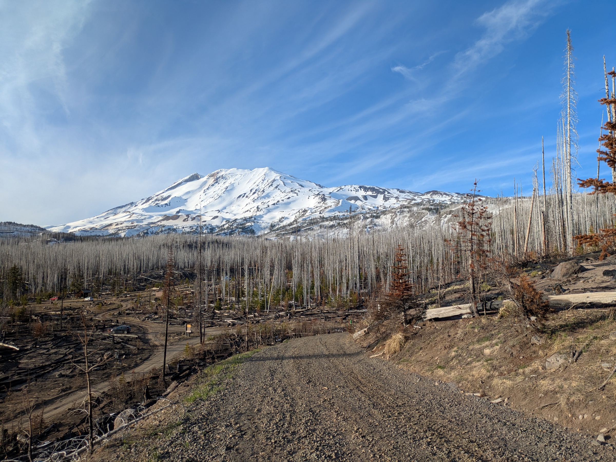 Le Mount Adams depuis Morrison Creek / le côté sud, montrant l'itinéraire standard de la South Climb.