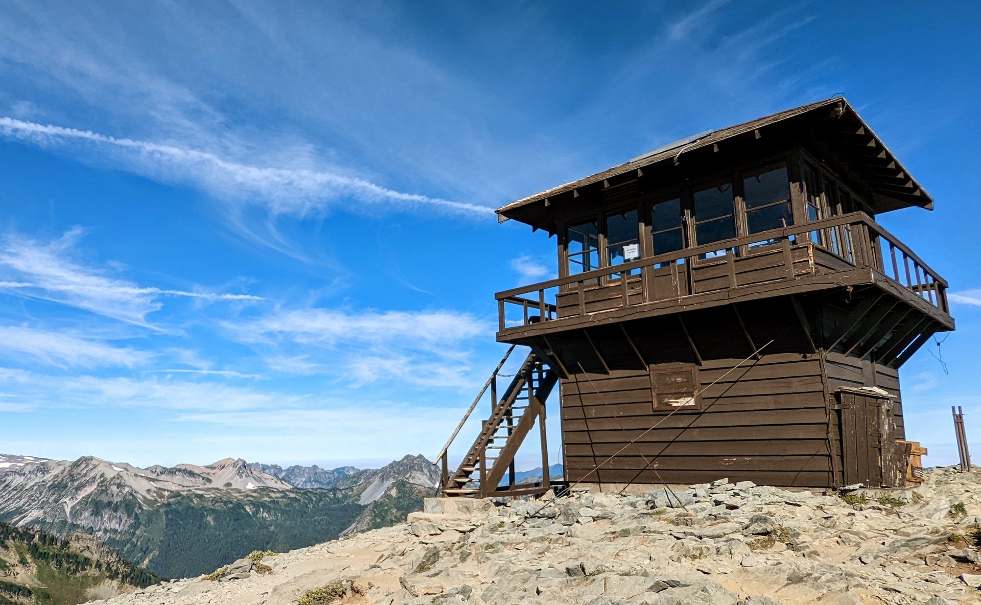 La tour de guet en bois du Mount Fremont sur une crête rocheuse sous un ciel d'été dégagé