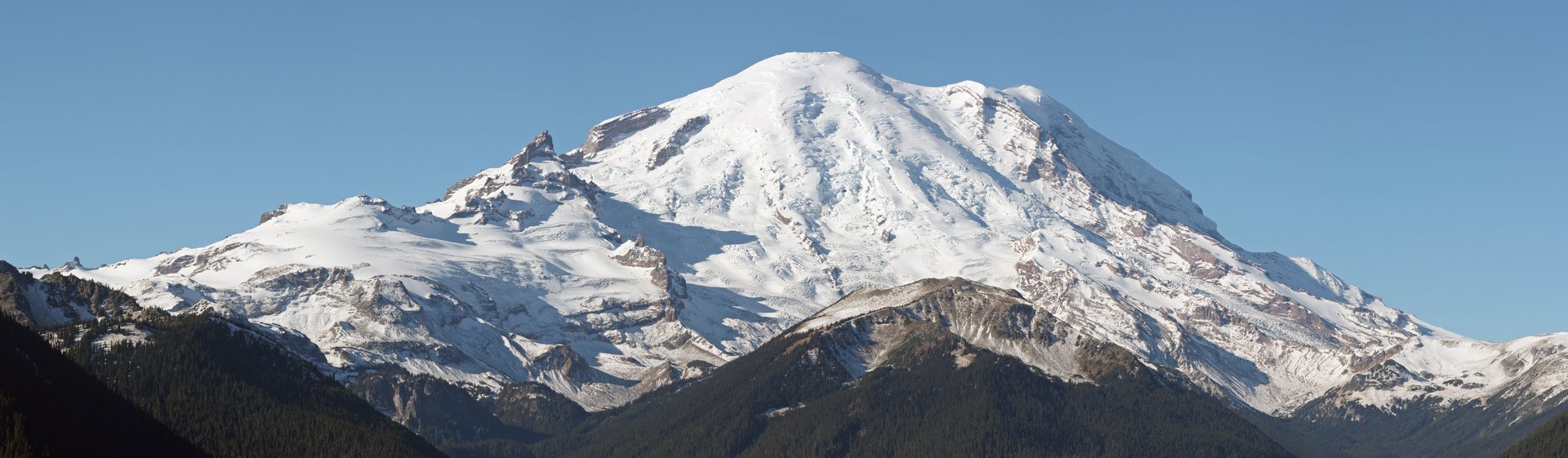 Large panorama de la face est englacée du Mount Rainier, avec Little Tahoma et l'Emmons Glacier