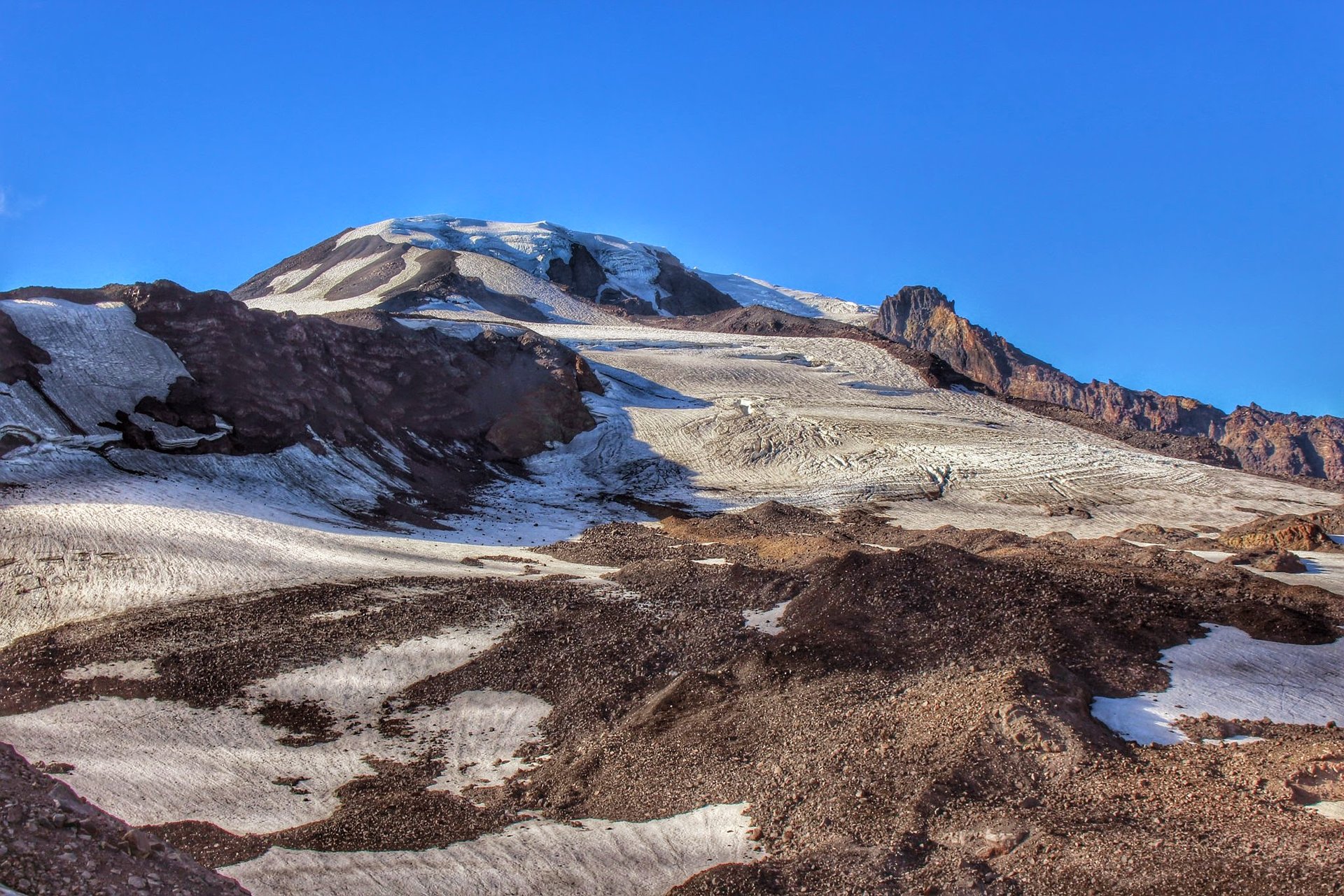 Les glaciers du flanc sud-est du Mount Adams au-dessus de Bird Creek Meadows