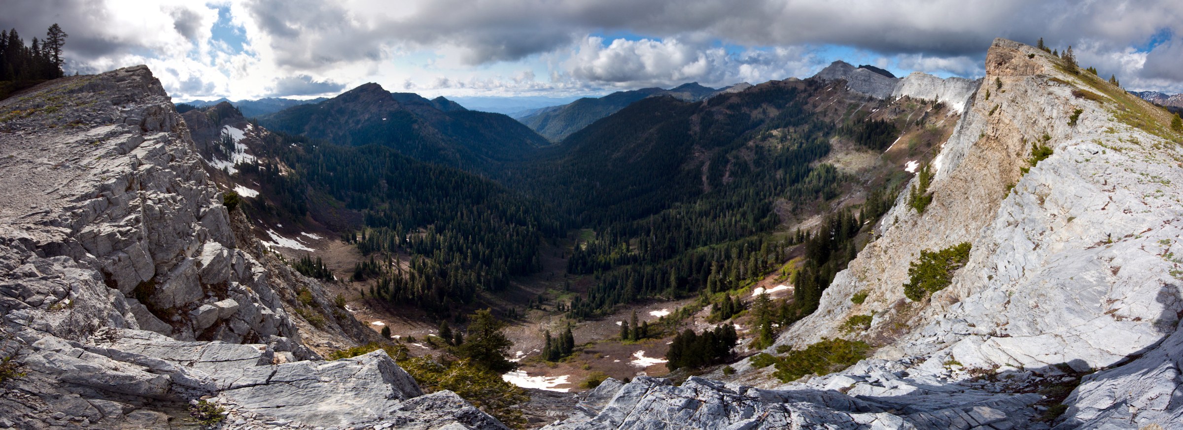La crête de marbre blanc de la Marble Mountain Wilderness, Klamath National Forest