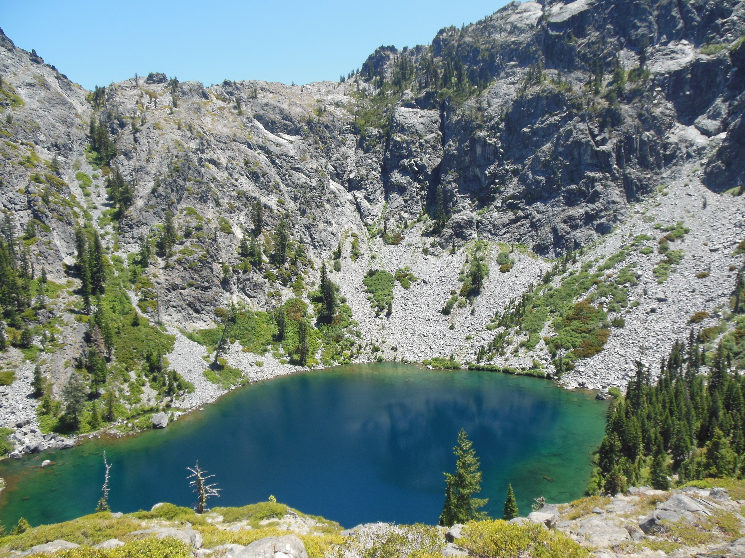 Le Devil's Punchbowl, lac de cirque granitique dans la Siskiyou Wilderness
